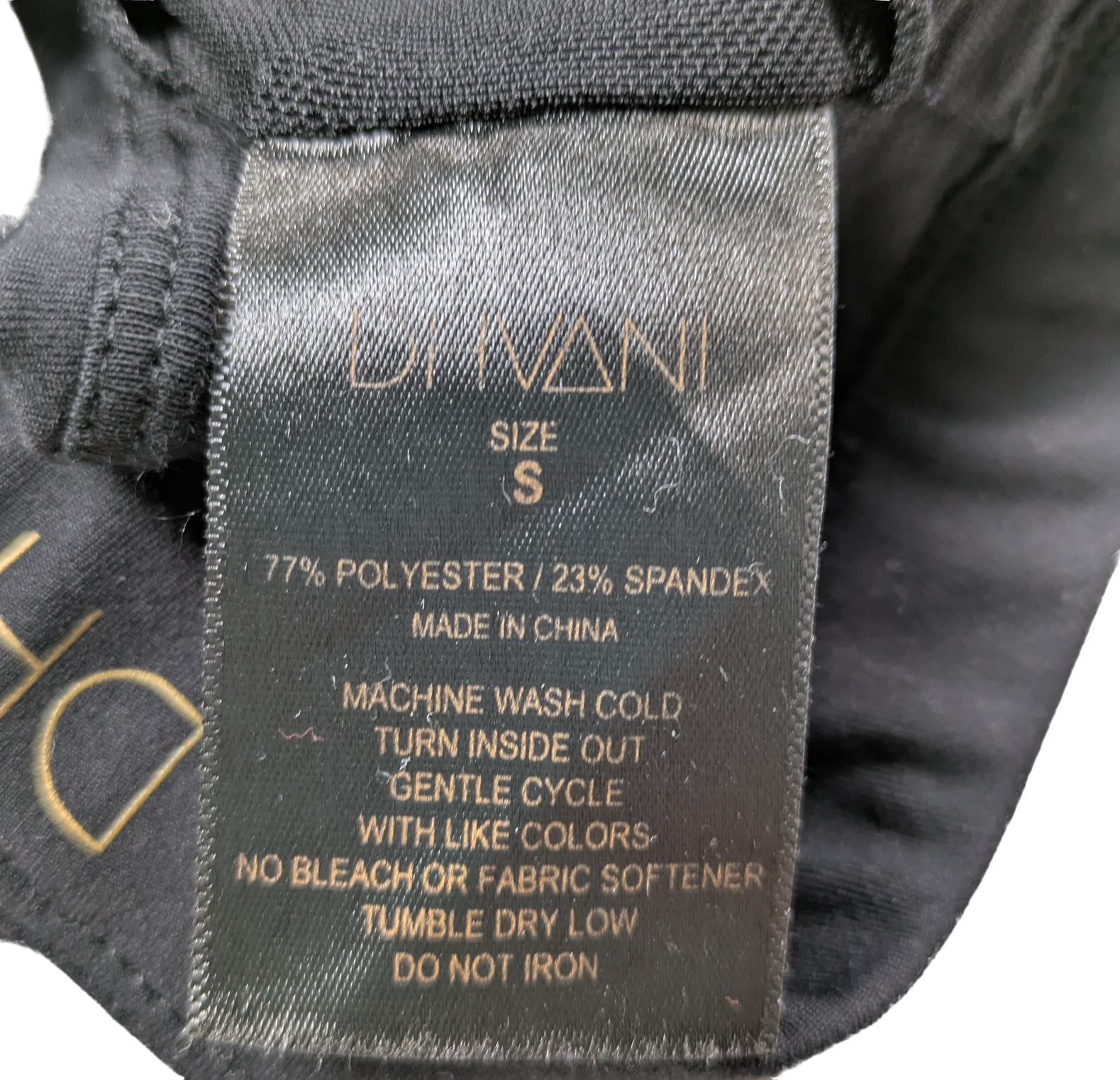 DHVANI Black Criss-Cross Sports Bras Size Small Get ready to slay your workout with DHVANI Black Criss-Cross Sports Bras (Size Small). Featuring criss-cross straps a