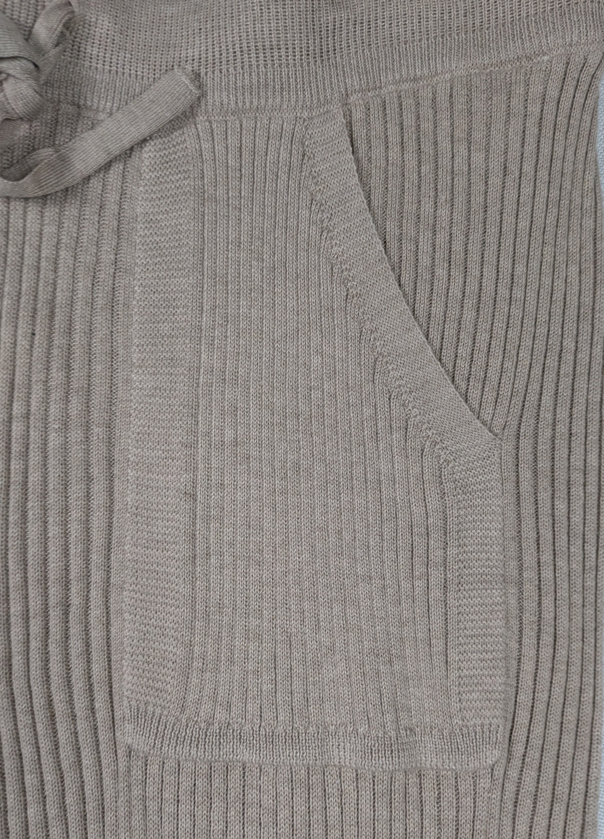 Splendid Georgie Cashblend Rib Cropped  Wide-Leg Sweater Pants Size L Get ready to experience sweater dressing in a whole new light. The Georgie Cashblend Rib Croppe