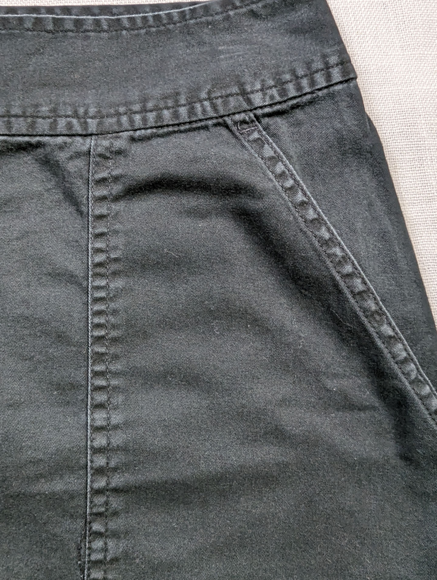 i.e. Relaxed Black shorts Size 10P Get ready to rock these Relaxed Black shorts in size 10P! Made with 100% cotton, these shorts offer a comfortable and stylish fit