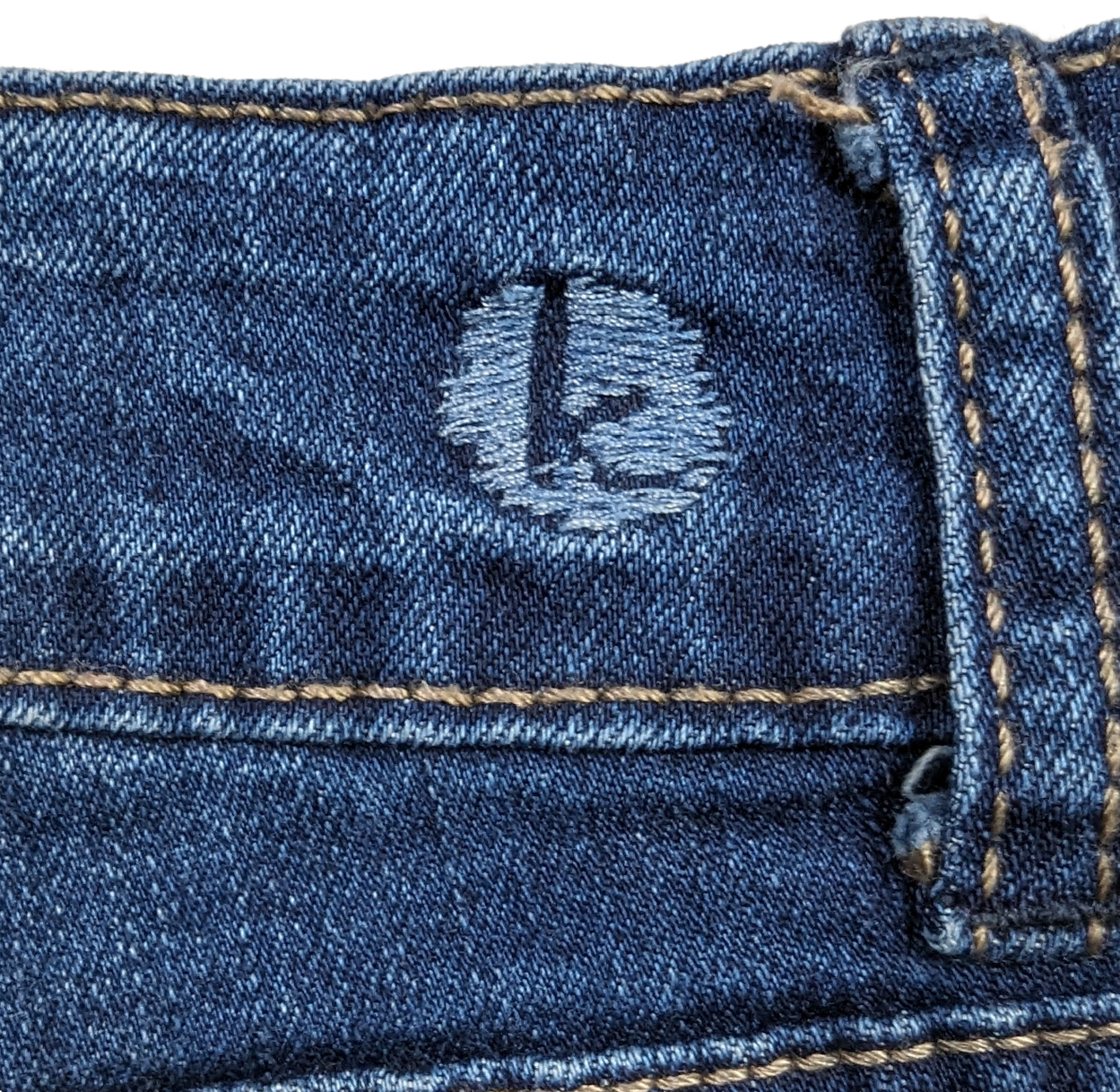 Kensie Denim Cuffed Shorts Size 6 Get ready to rock all summer long in the Kensie Denim Cuffed Shorts! These playful and stretchy shorts will give you a flattering 2