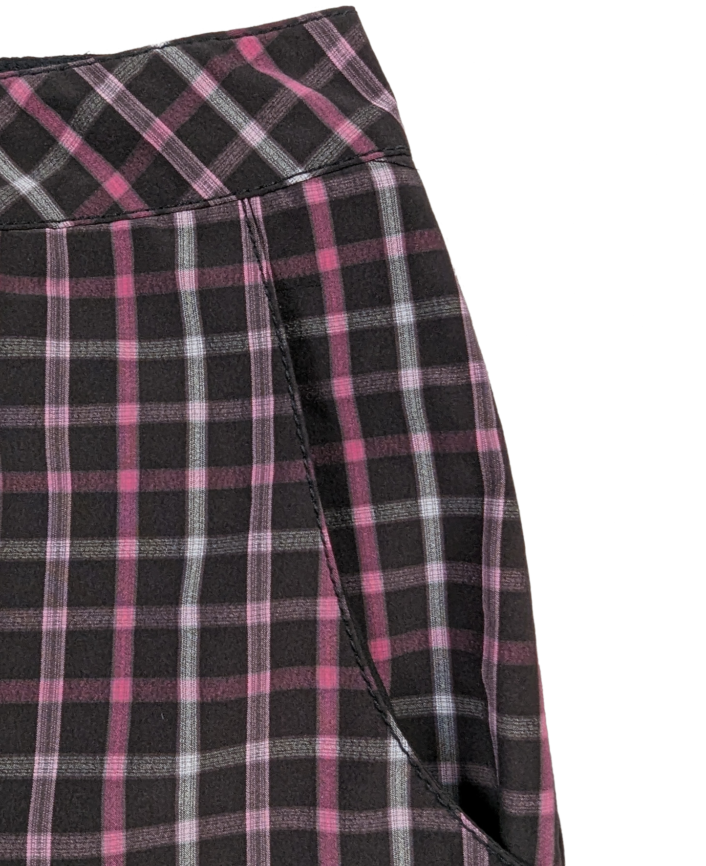 Annika Cutter & Buck Black Plaid Bermuda Golf Shorts Size 8 Take on the golf course in style with Annika Cutter & Buck Black Plaid Bermuda Golf Shorts. These sho