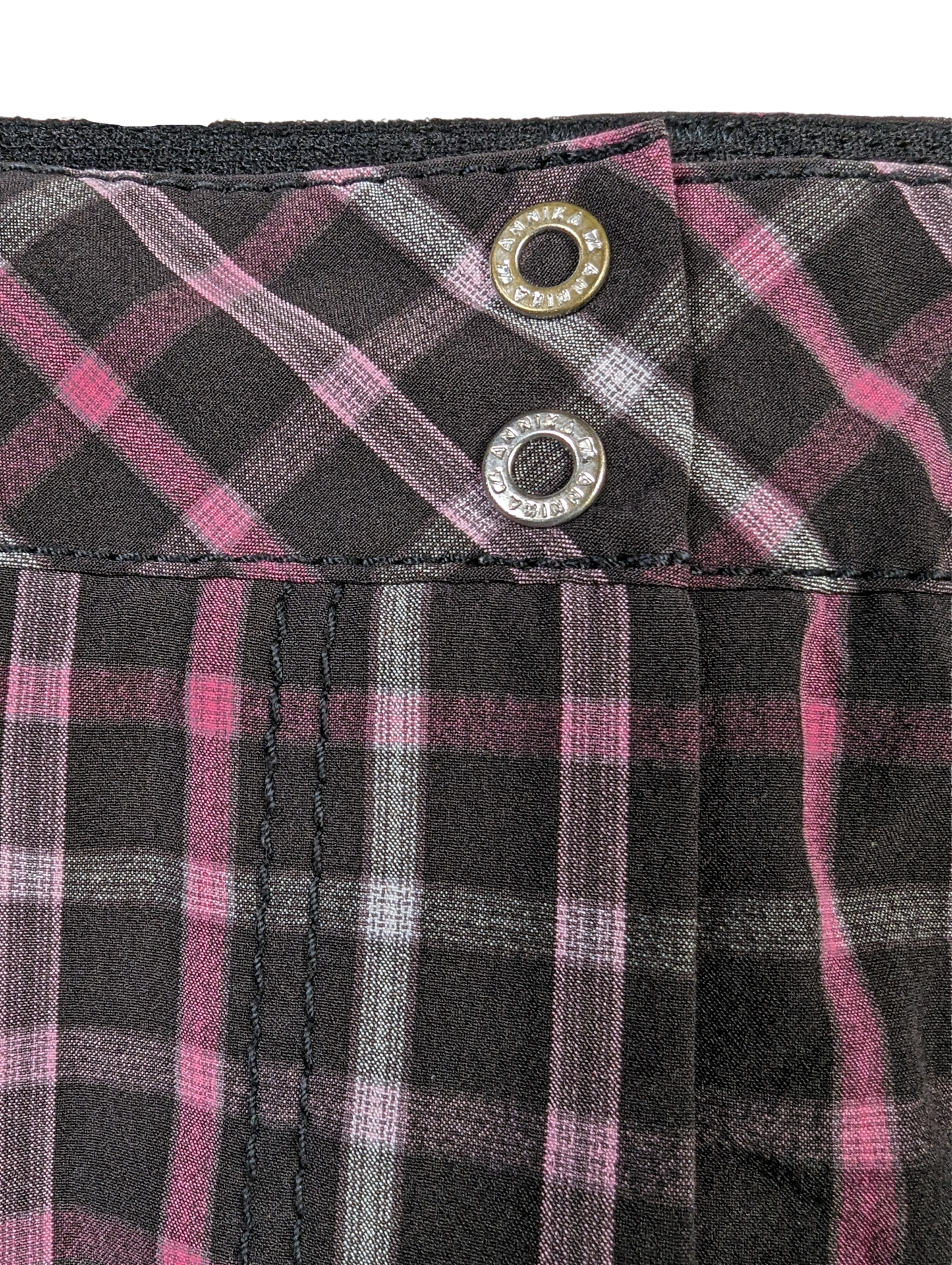 Annika Cutter & Buck Black Plaid Bermuda Golf Shorts Size 8 Take on the golf course in style with Annika Cutter & Buck Black Plaid Bermuda Golf Shorts. These sho