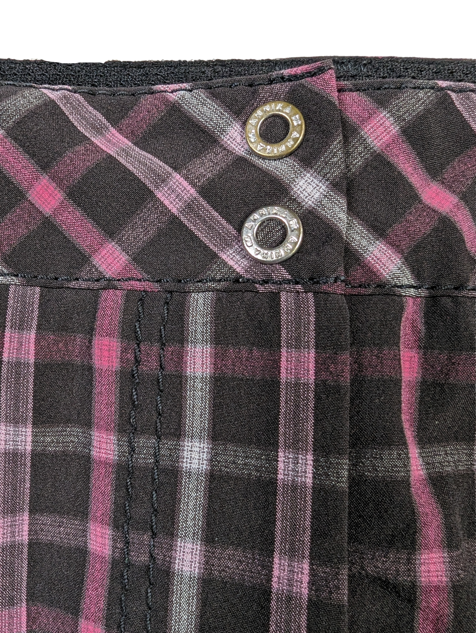 Annika Cutter & Buck Black Plaid Bermuda Golf Shorts Size 8 Take on the golf course in style with Annika Cutter & Buck Black Plaid Bermuda Golf Shorts. These sho