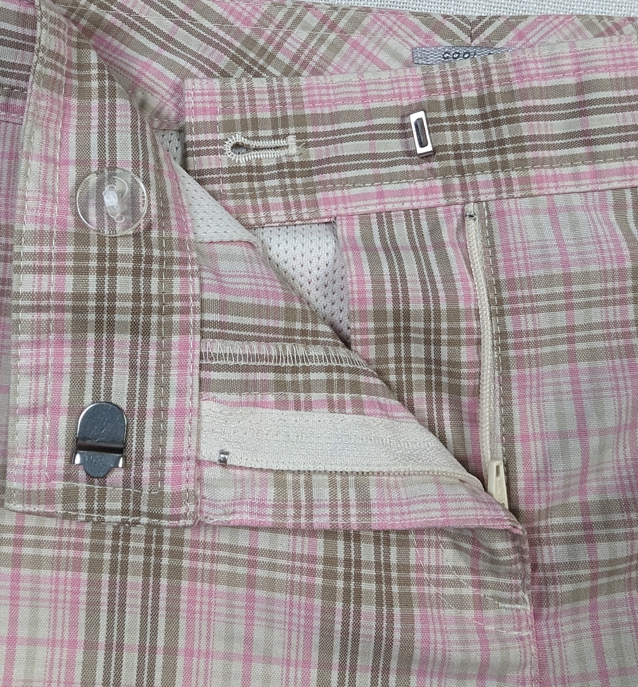 Izod PerformX Cool-FX Pink and Tan Bermuda Shorts Size 2 Experience ultimate style and comfort with Izod PerformX Cool-FX Bermuda Shorts. Made with Cool-FX technolog