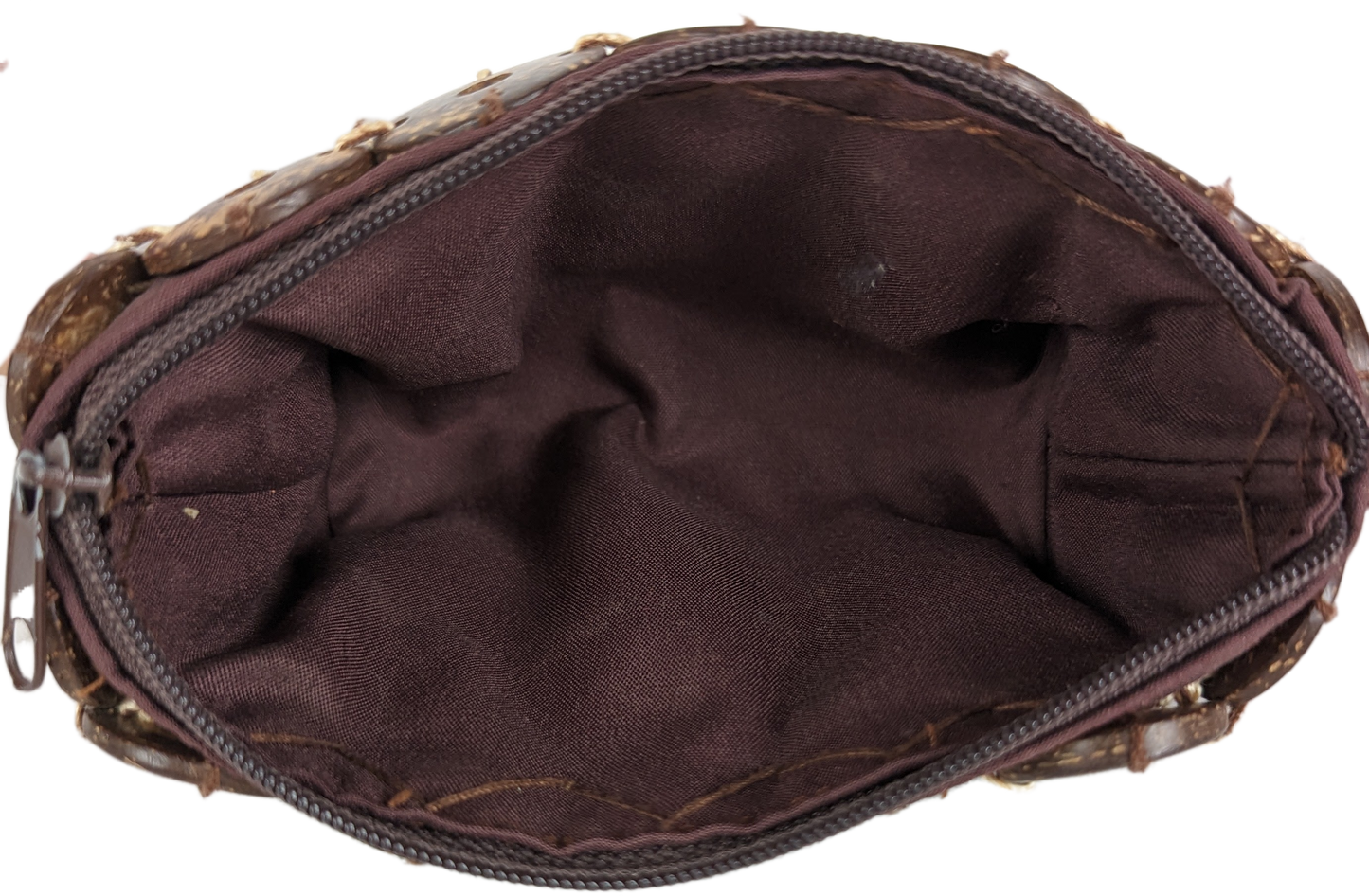 Coconut button Coin PurseCute little coin purse for all your little goodies!  Just the right size for purse or pocket!Measurements:  L - 5 1/2"  W - 2"  L - 3"    HandbagCoconut button Coin PurseCoconut button Coin Purse