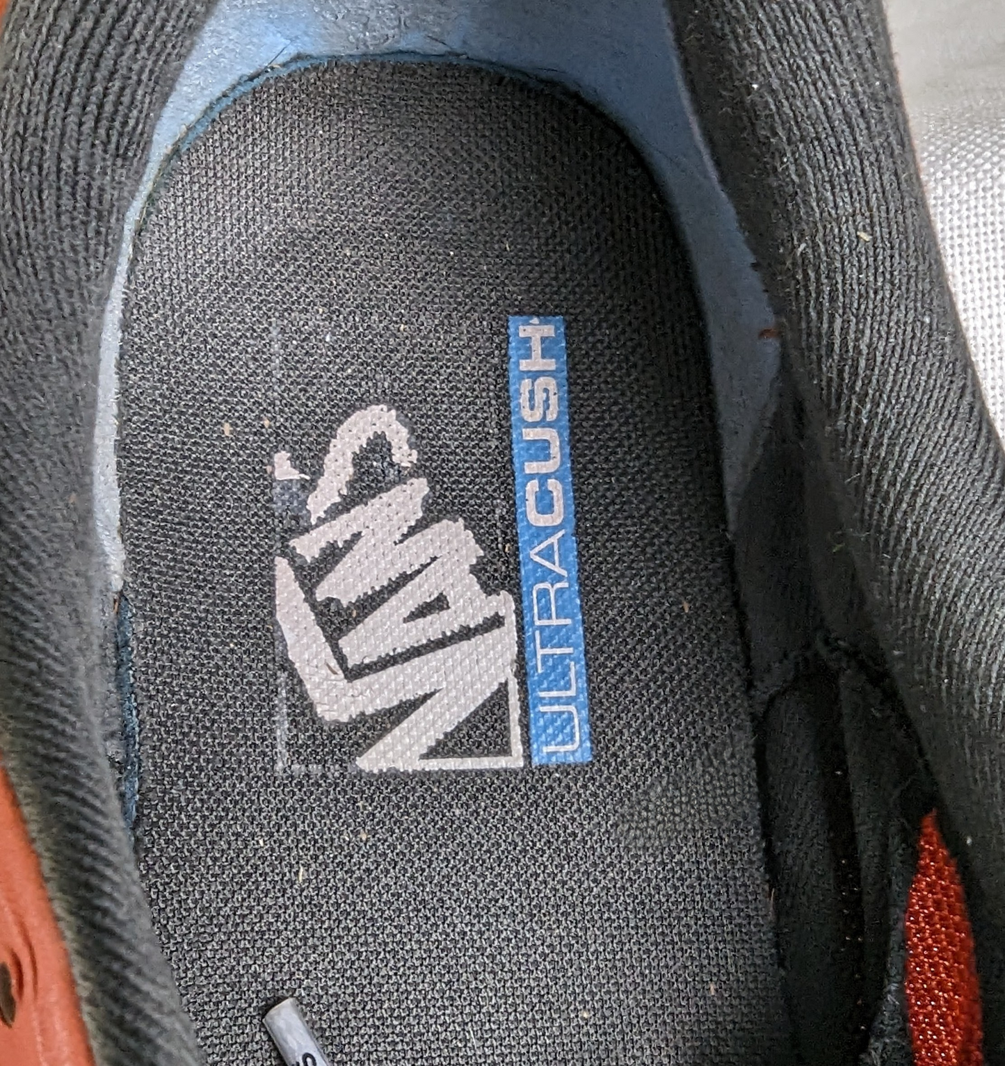 Vans Ultra Range Men's Sneakers Size 10 Step into comfort and style with Vans Ultra Range Men's Sneakers in size 10. These kicks are perfect for any adventure, with