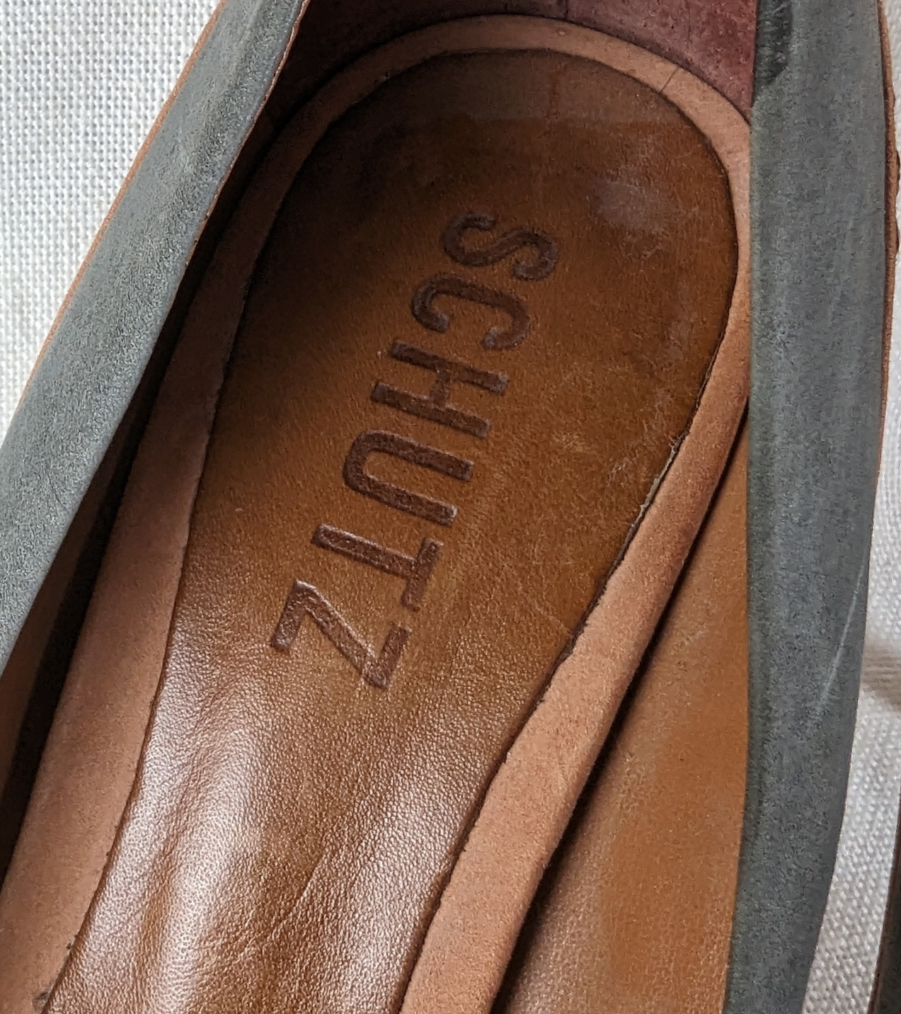 Schutz Two-tone Suede Heels with Bow in Back Size 9 Step into style with these Schutz Two-tone Suede Heels! Featuring a playful bow in the back and a rounded toe, th