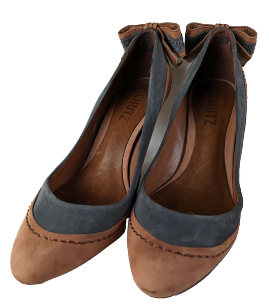 Schutz Two-tone Suede Heels with Bow in Back Size 9 Step into style with these Schutz Two-tone Suede Heels! Featuring a playful bow in the back and a rounded toe, th