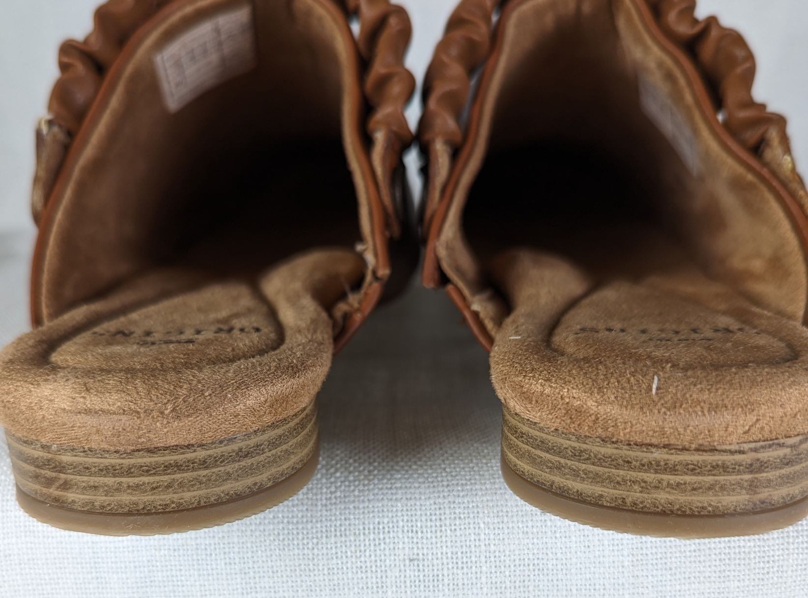 Earth Origins Ren Mule with Adjustable Back Size 7 1/2 W NIB Introducing the Earth Origins Ren Mule - the perfect combination of comfort and style. With a flexible f