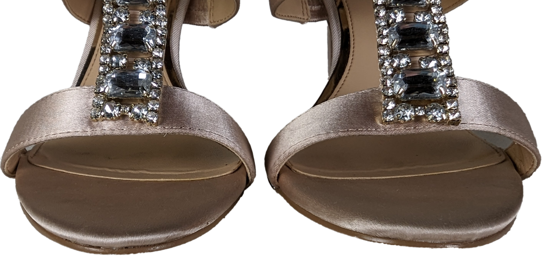 Badgley Mischka Jewel Henderson Heels in Champagne Size 8 EUC Elevate your style with these stunning Badgley Mischka Jewel HENDERSON Champagne Sandals. Featuring Rib