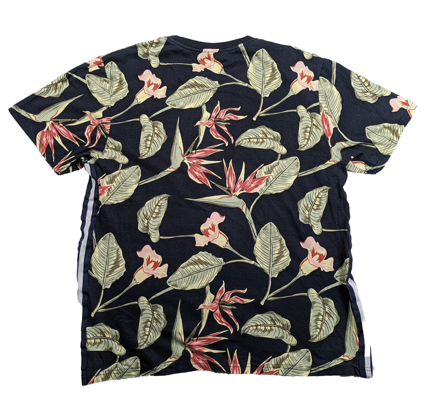 Sovereign Code Men's Tropical Print T Shirt with Stripe Trim Size L Introduce some fun into your wardrobe with Sovereign Code's quirky men's t-shirt. The tropical pr