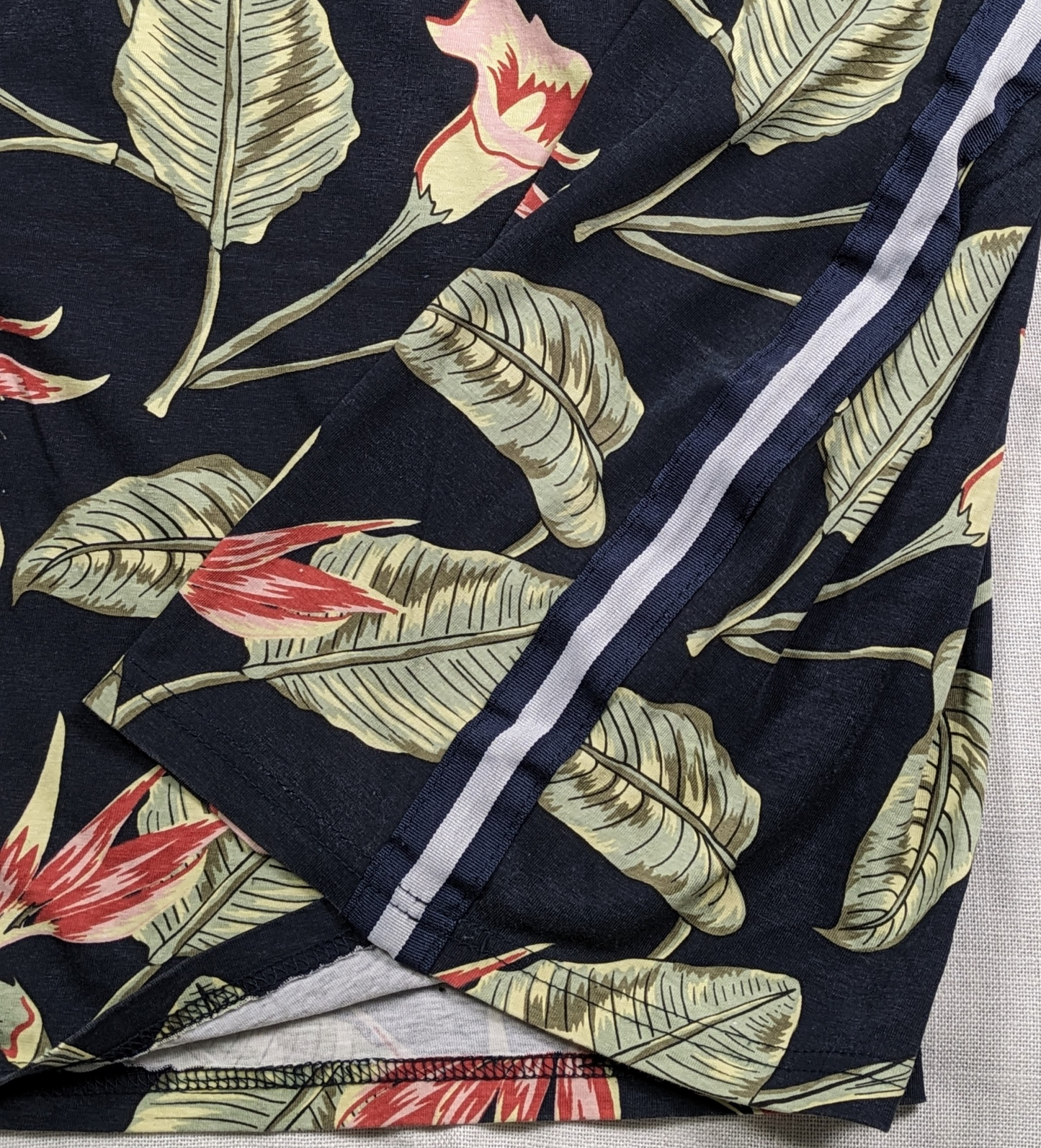Sovereign Code Men's Tropical Print T Shirt with Stripe Trim Size L Introduce some fun into your wardrobe with Sovereign Code's quirky men's t-shirt. The tropical pr