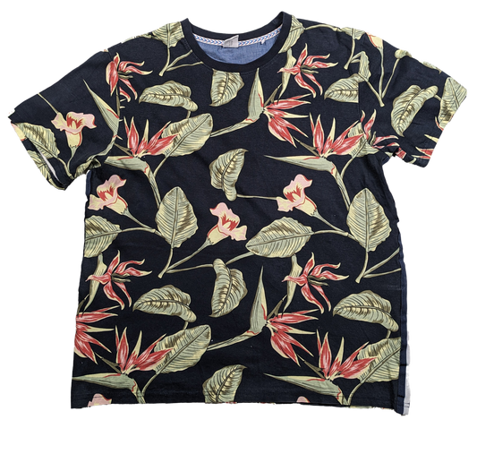 Sovereign Code Men's Tropical Print T Shirt with Stripe Trim Size L Introduce some fun into your wardrobe with Sovereign Code's quirky men's t-shirt. The tropical pr