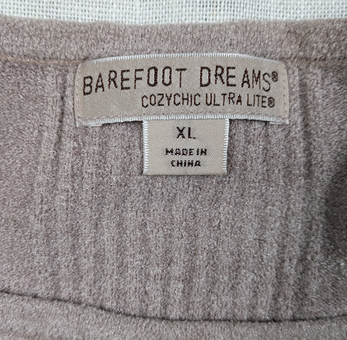 Barefoot Dreams Cozy Chic Ultra Lite Knit Tank Top Size XL Experience coziness at its finest with the Barefoot Dreams Cozy Chic Ultra Lite Knit Tank Top. Made from s