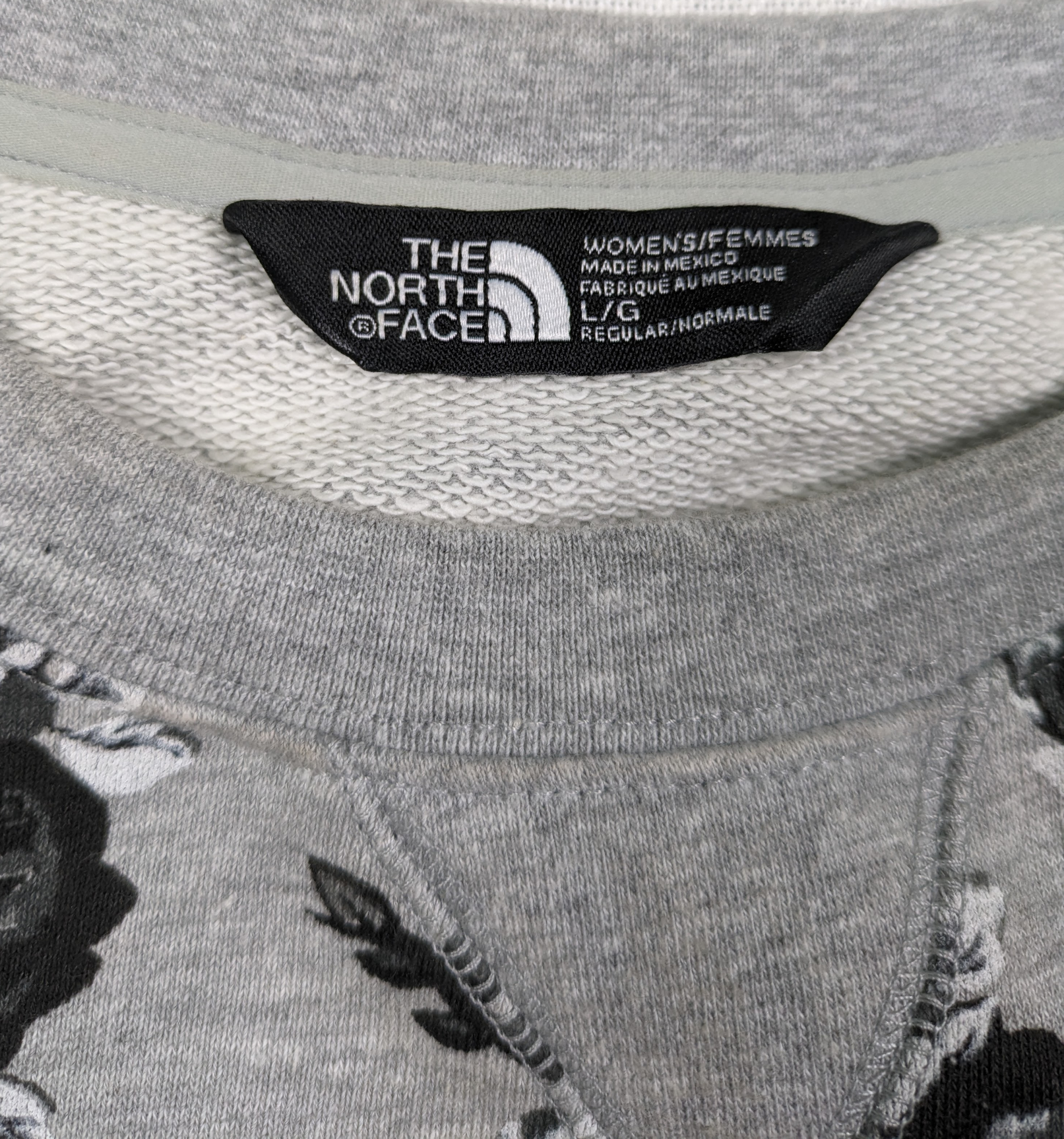 The North Face Gray Sweatshirt with Black Rose Print Size Large Experience the best of both worlds with The North Face Gray Sweatshirt. Keep warm and stylish wi