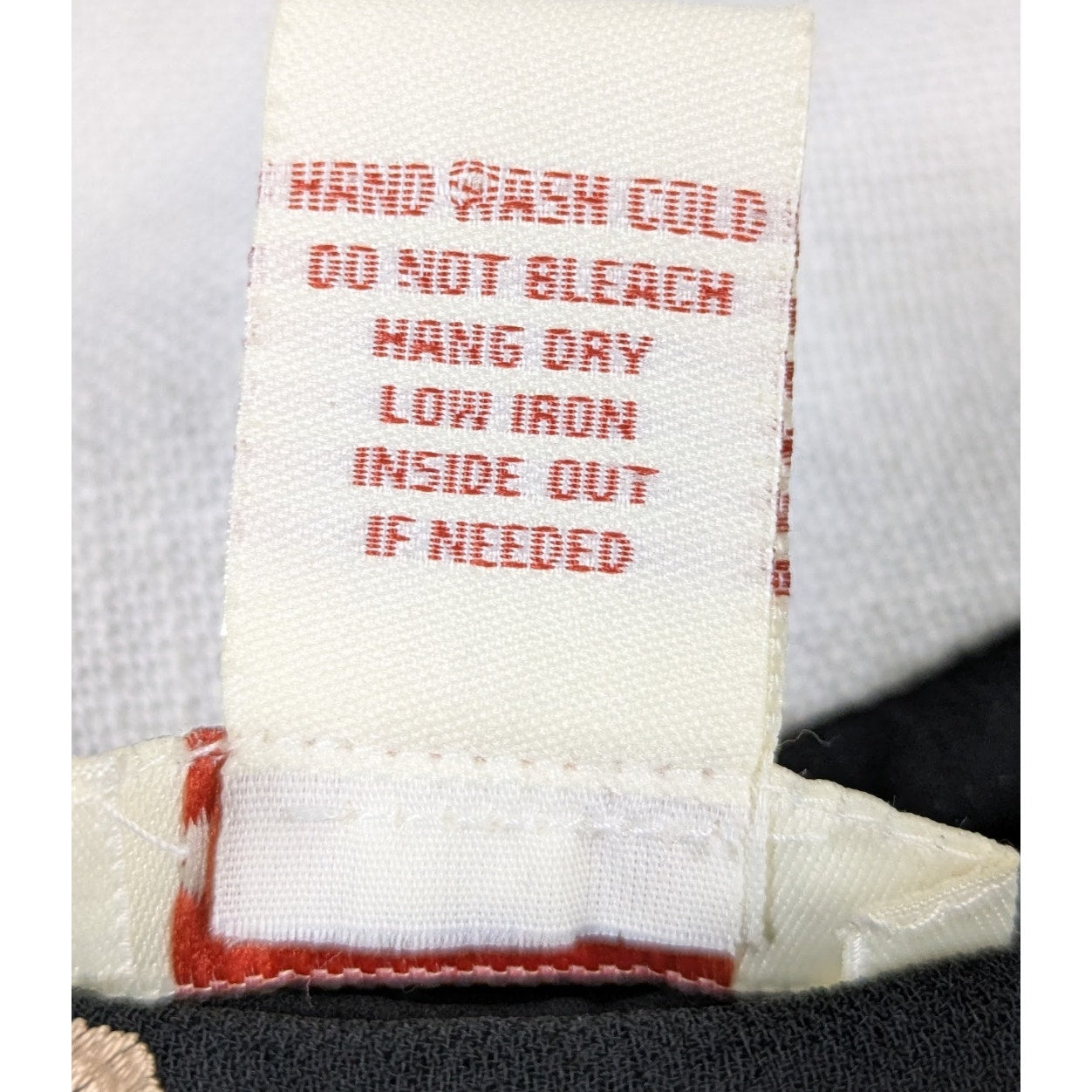 Beautiful Sundance To The Winds dress in excellent condition! This women's Sundance midi dress features a stunning black floral pattern, perfect for a boho-chic look