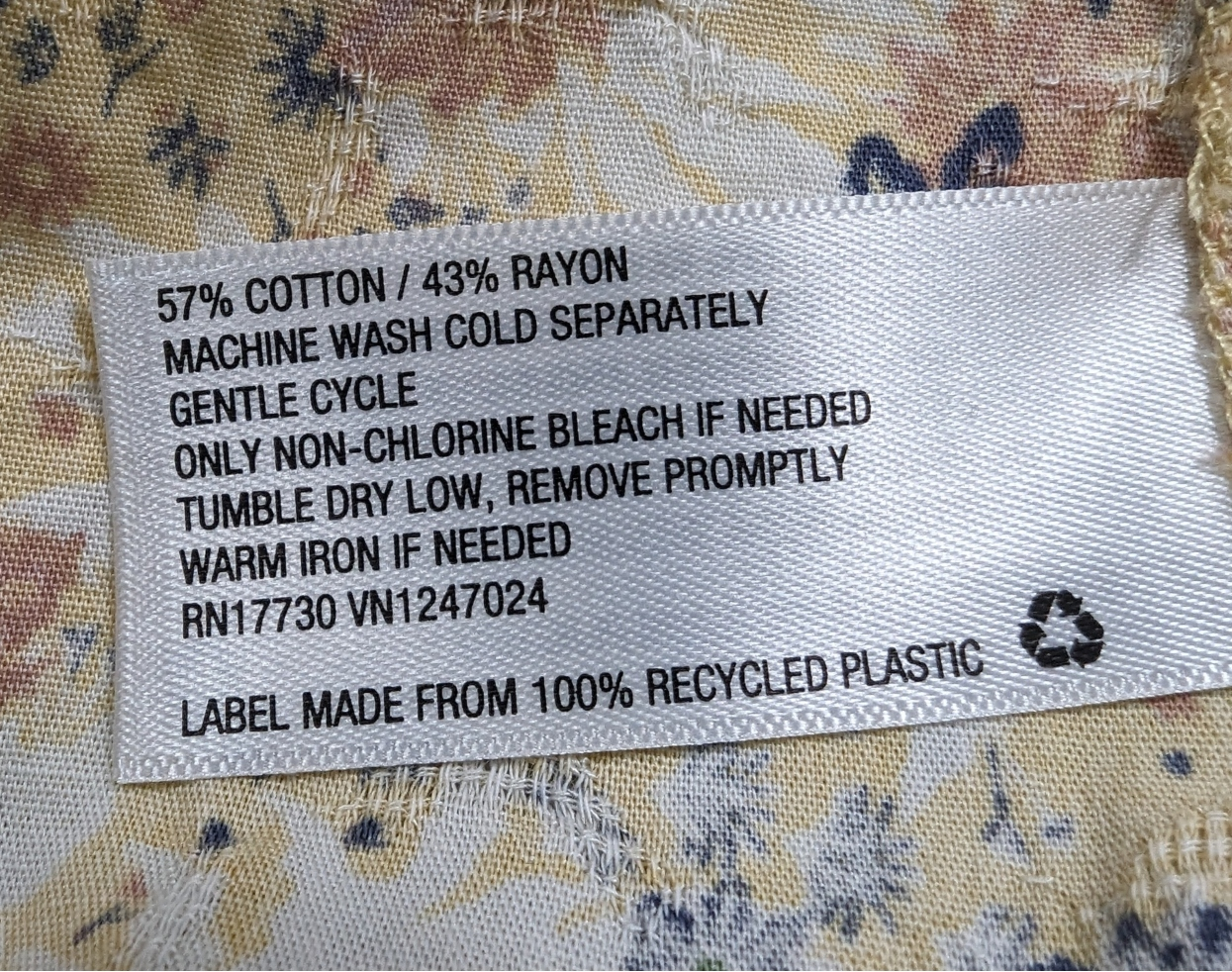 Universal Thread Floral Print Sun Dress Size Medium This Universal Thread sun dress will have you feeling like a blooming flower! With puff sleeves, side pockets and