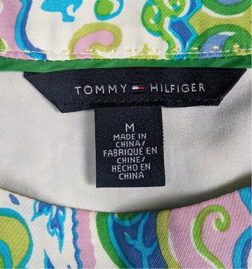 Tommy Hilfiger Pastel Paisley Print Knee Length Dress Size Medium This Tommy Hilfiger dress features a beautiful pastel paisley print, three quarter sleeves, and a k