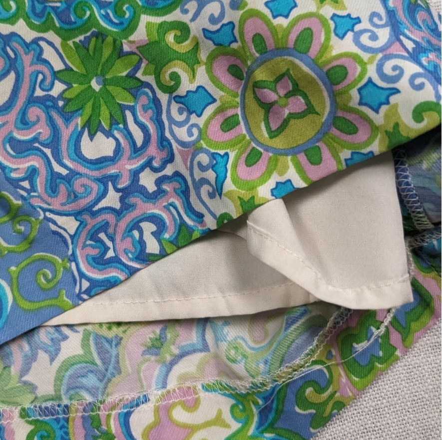 Tommy Hilfiger Pastel Paisley Print Knee Length Dress Size Medium This Tommy Hilfiger dress features a beautiful pastel paisley print, three quarter sleeves, and a k