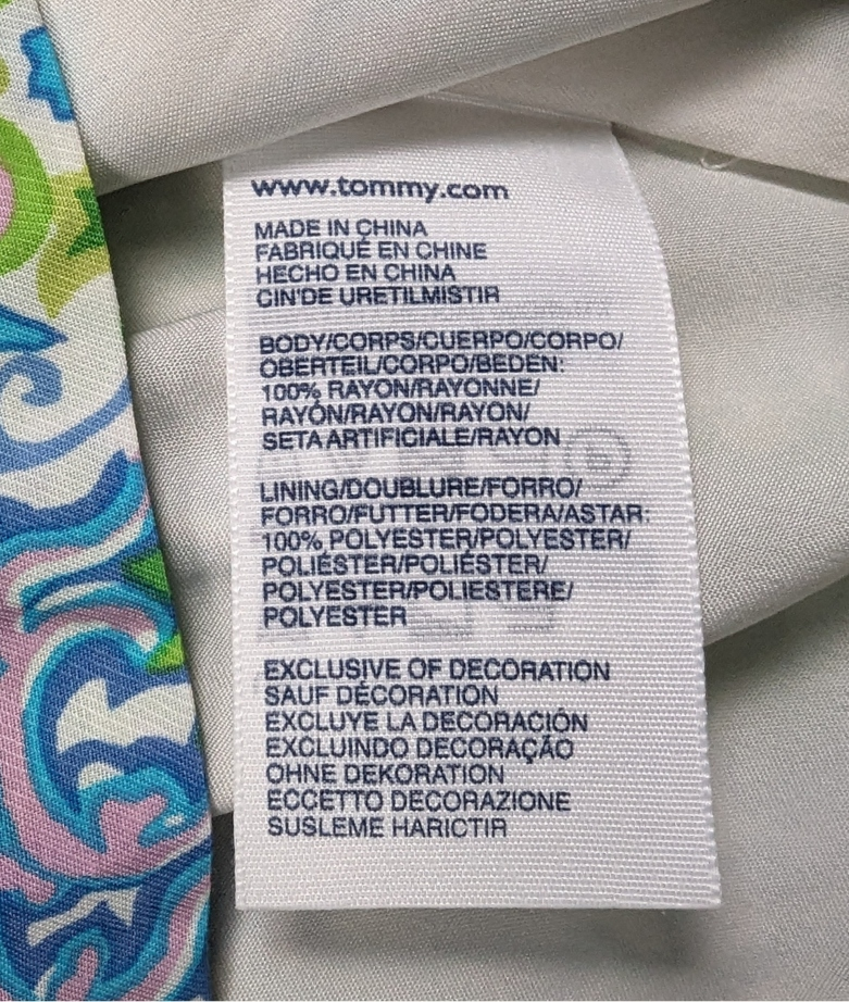 Tommy Hilfiger Pastel Paisley Print Knee Length Dress Size Medium This Tommy Hilfiger dress features a beautiful pastel paisley print, three quarter sleeves, and a k
