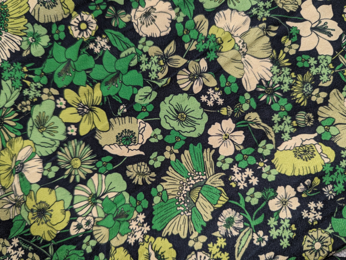 Zara Green Floral Print Flowy Flare Pants Size Large Get ready to make a statement with Zara's Green Floral Print Flare Leggings! These playful, size Large leggings