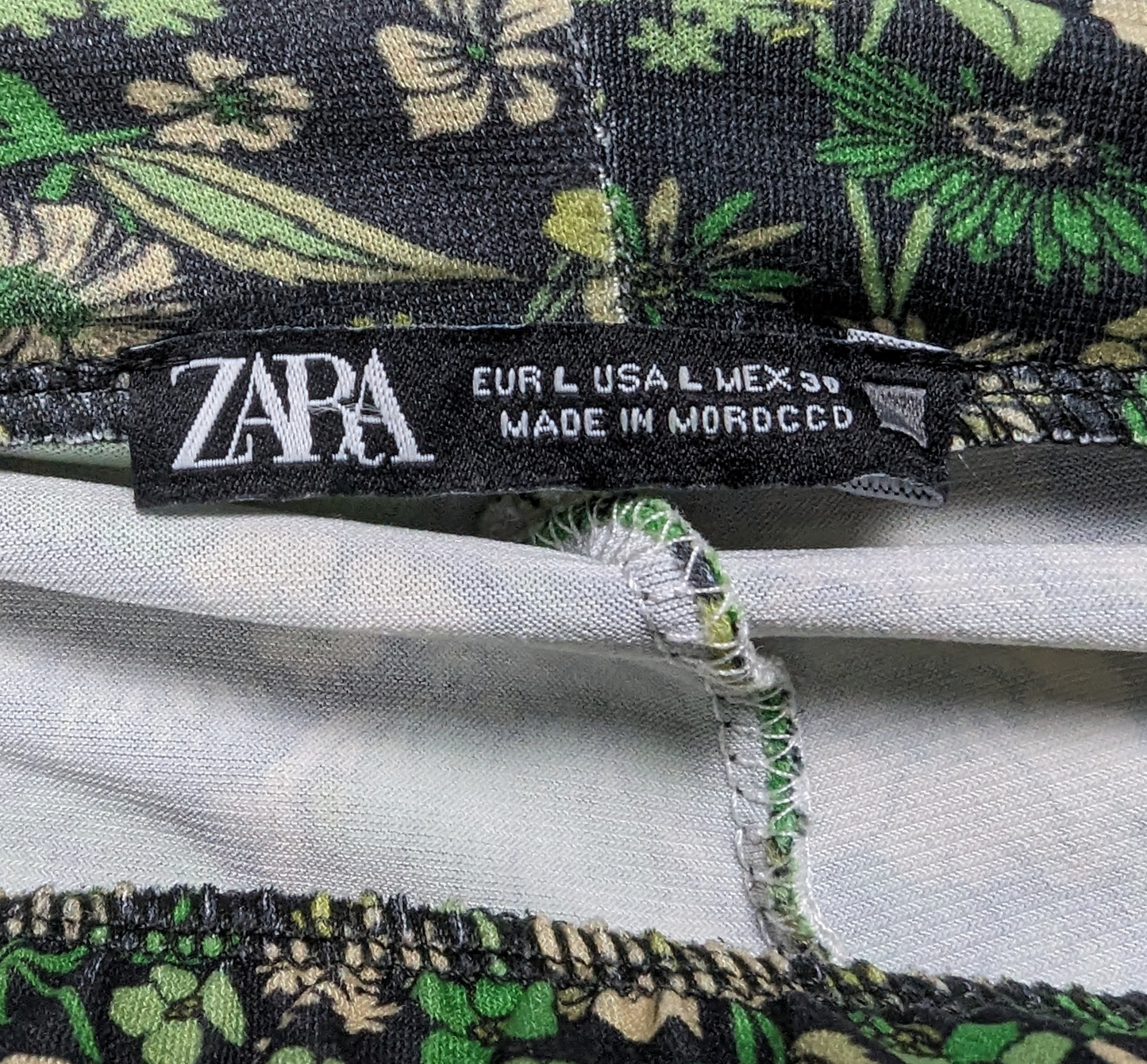 Zara Green Floral Print Flowy Flare Pants Size Large Get ready to make a statement with Zara's Green Floral Print Flare Leggings! These playful, size Large leggings