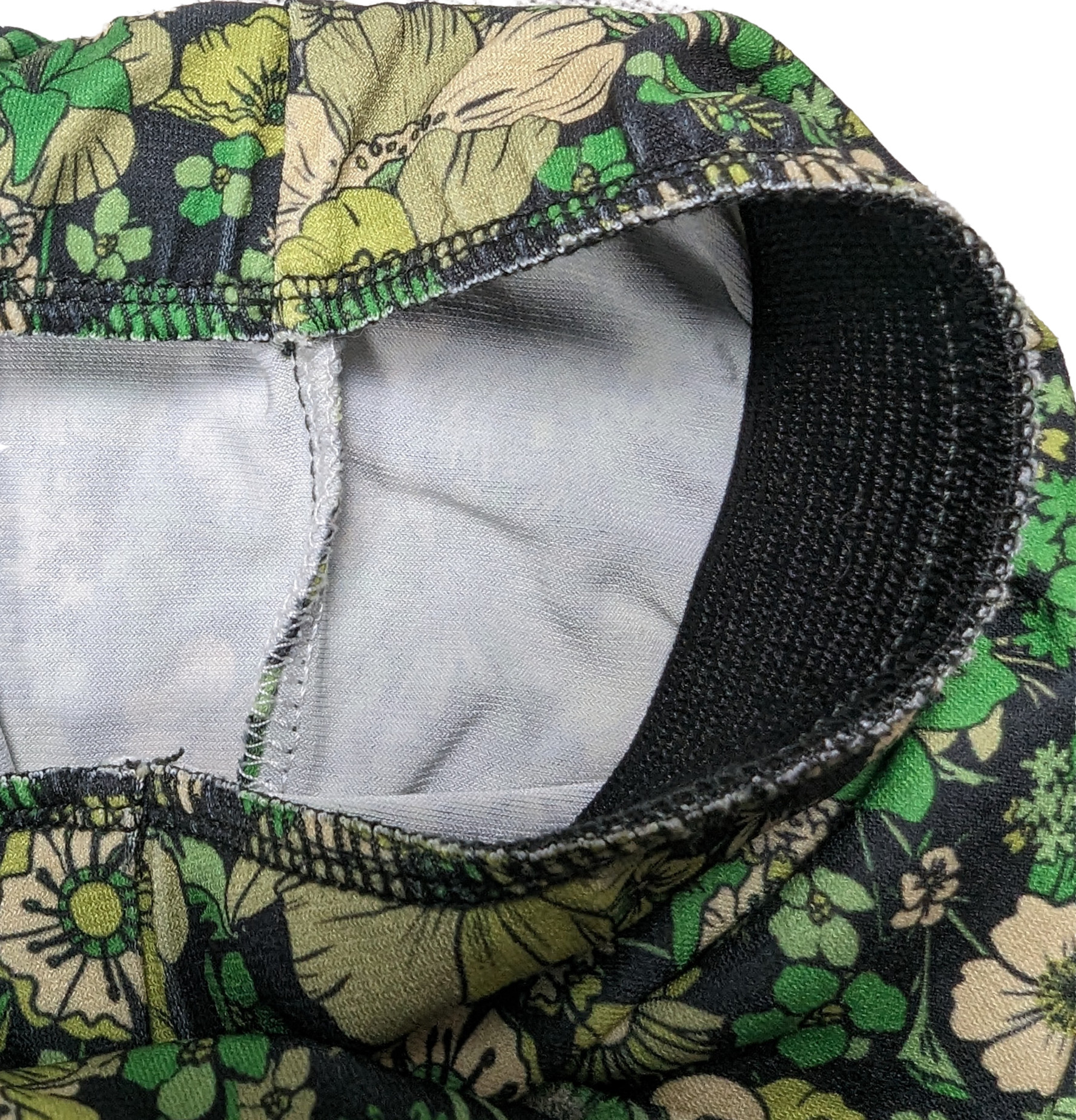 Zara Green Floral Print Flowy Flare Pants Size Large Get ready to make a statement with Zara's Green Floral Print Flare Leggings! These playful, size Large leggings