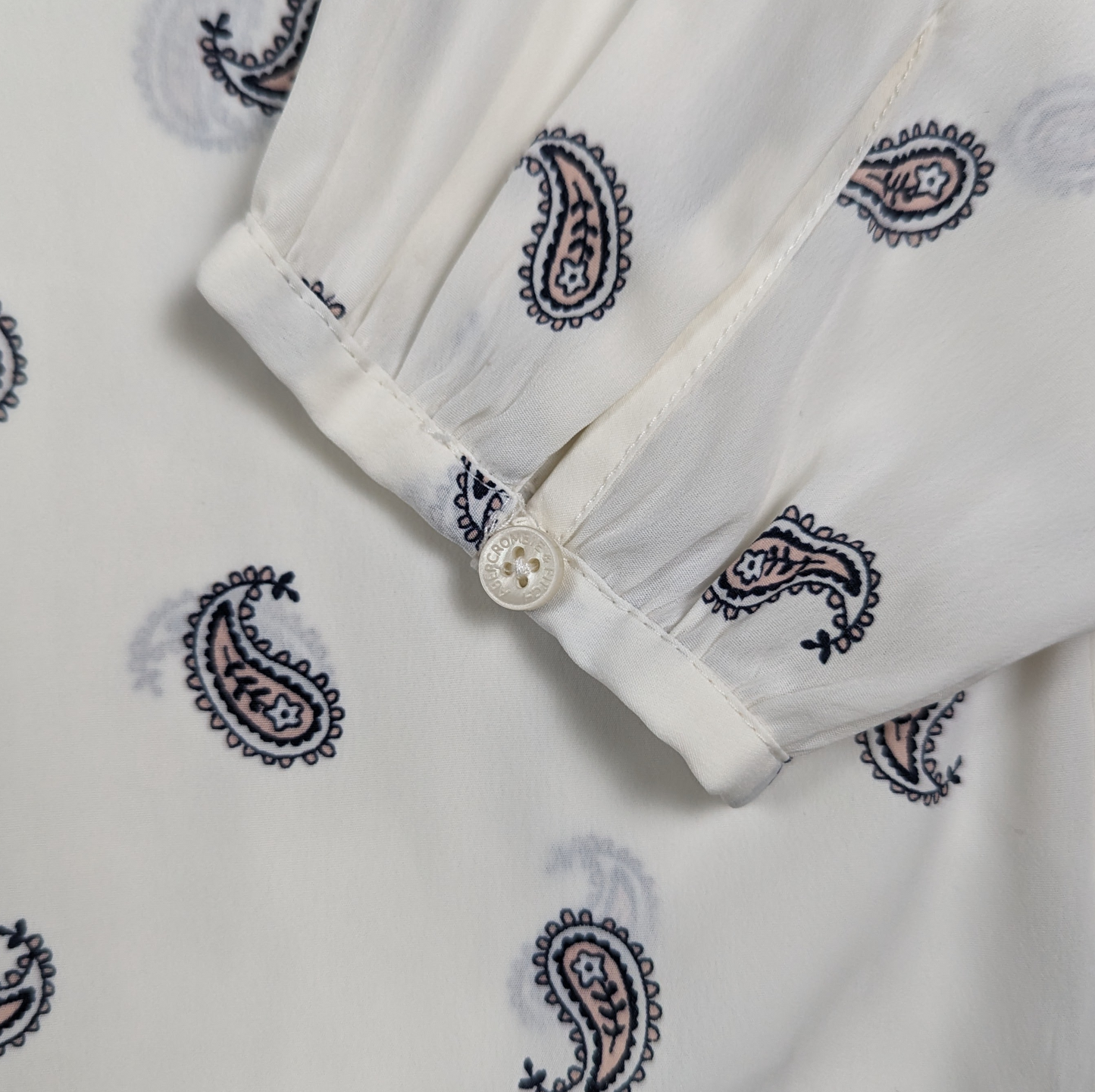 Abercrombie & Fitch Paisley Print Tie Neck Blouse Size Medium Unleash your inner fashionista with this playful Abercrombie & Fitch top. The white paisley print a