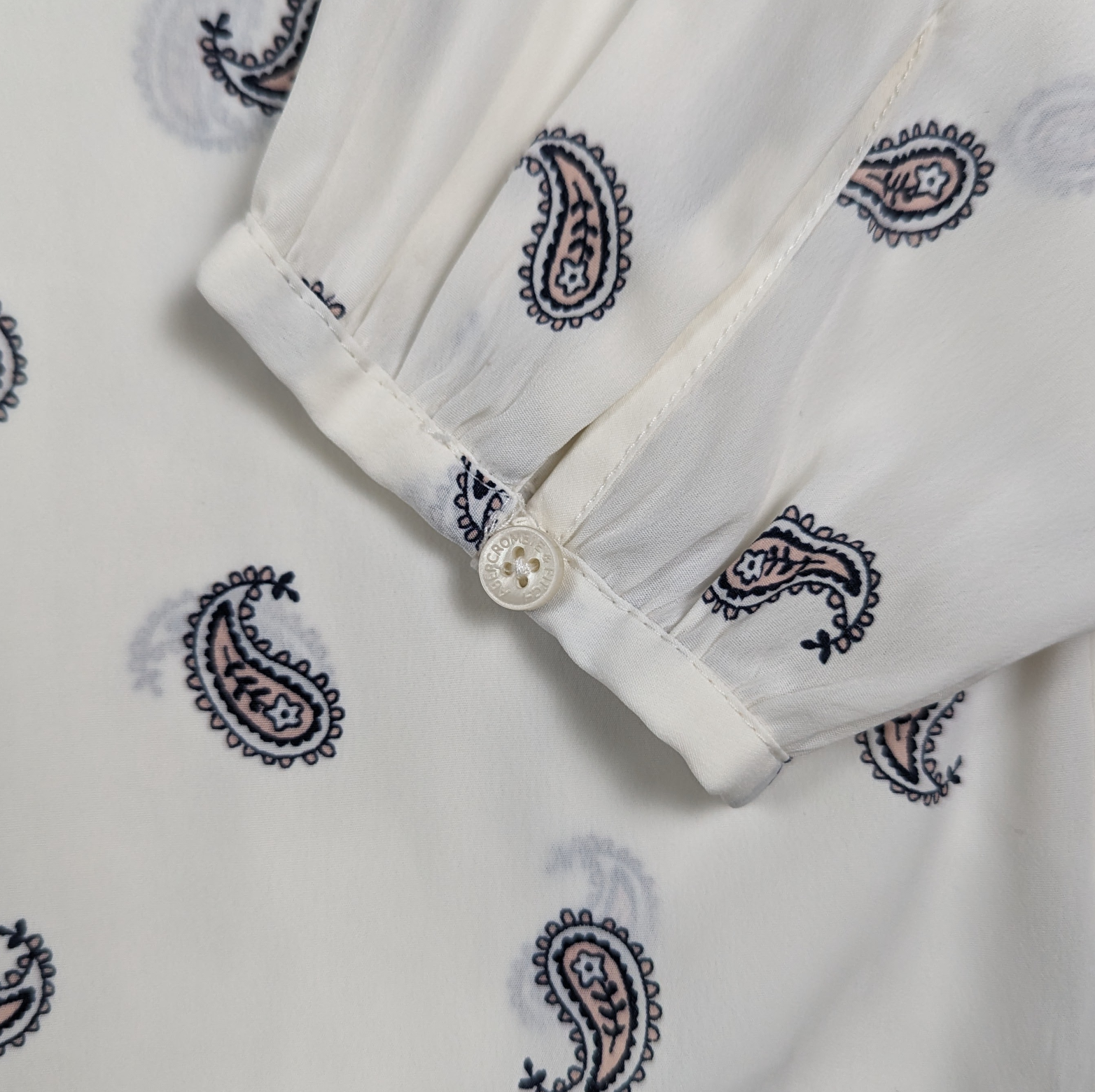 Abercrombie & Fitch Paisley Print Tie Neck Blouse Size Medium Unleash your inner fashionista with this playful Abercrombie & Fitch top. The white paisley print a