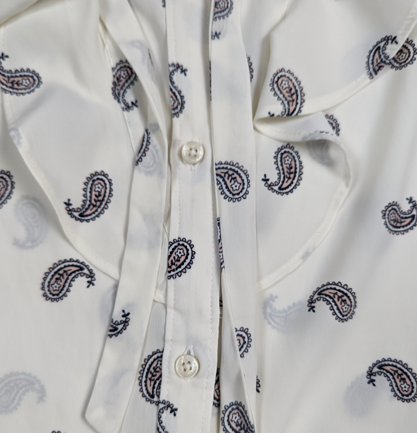 Abercrombie & Fitch Paisley Print Tie Neck Blouse Size Medium Unleash your inner fashionista with this playful Abercrombie & Fitch top. The white paisley print a