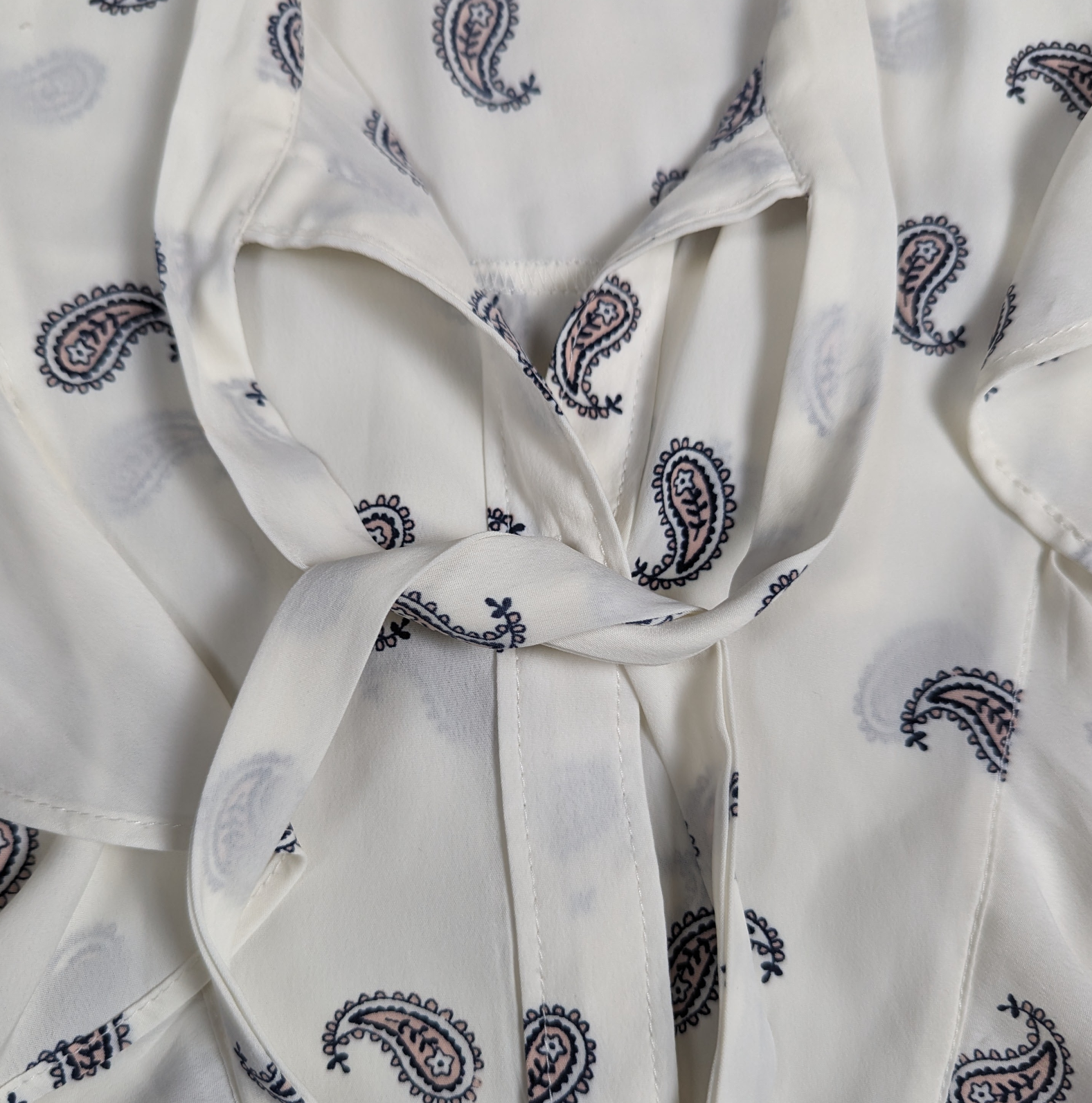 Abercrombie & Fitch Paisley Print Tie Neck Blouse Size Medium Unleash your inner fashionista with this playful Abercrombie & Fitch top. The white paisley print a