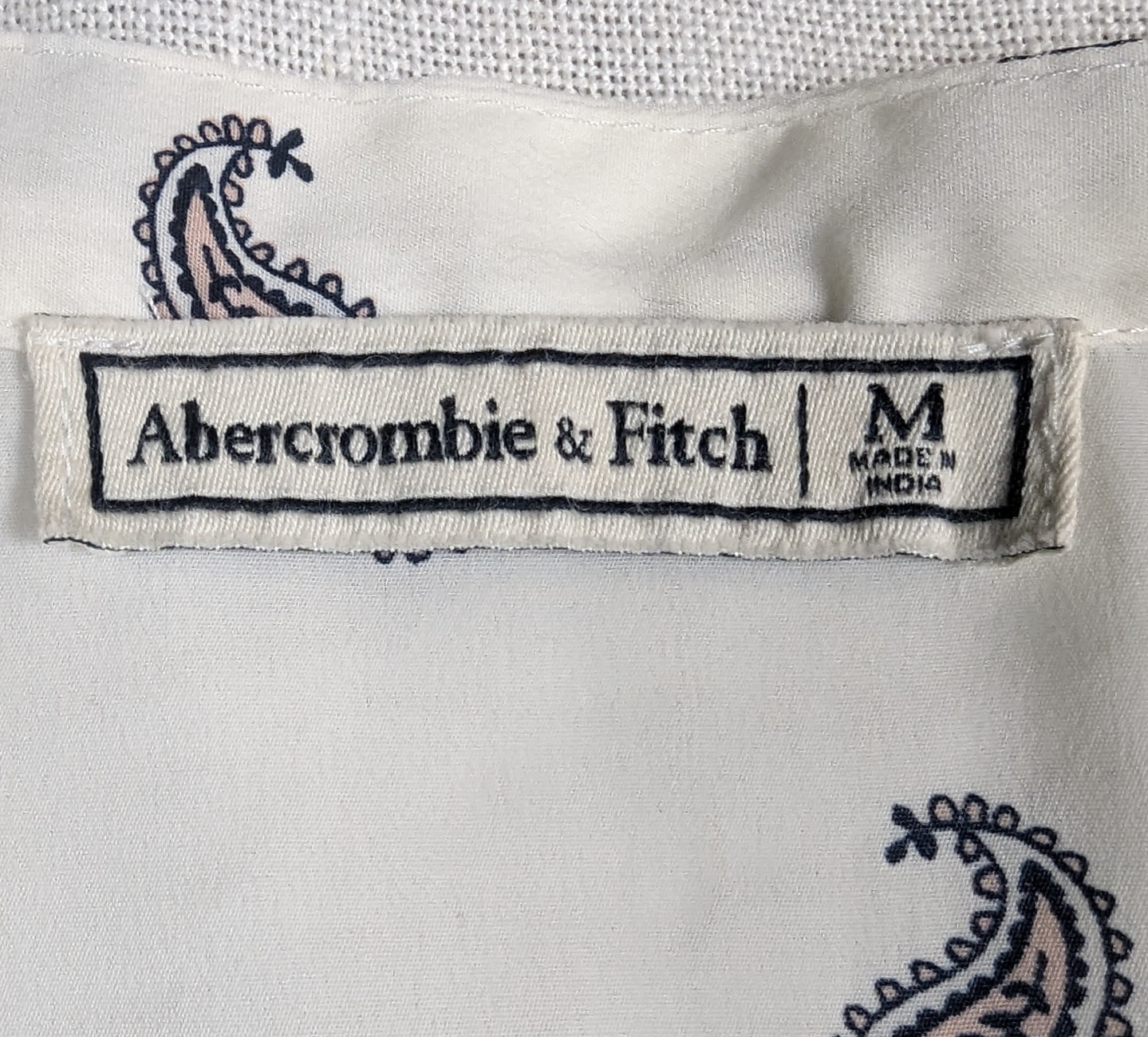 Abercrombie & Fitch Paisley Print Tie Neck Blouse Size Medium Unleash your inner fashionista with this playful Abercrombie & Fitch top. The white paisley print a