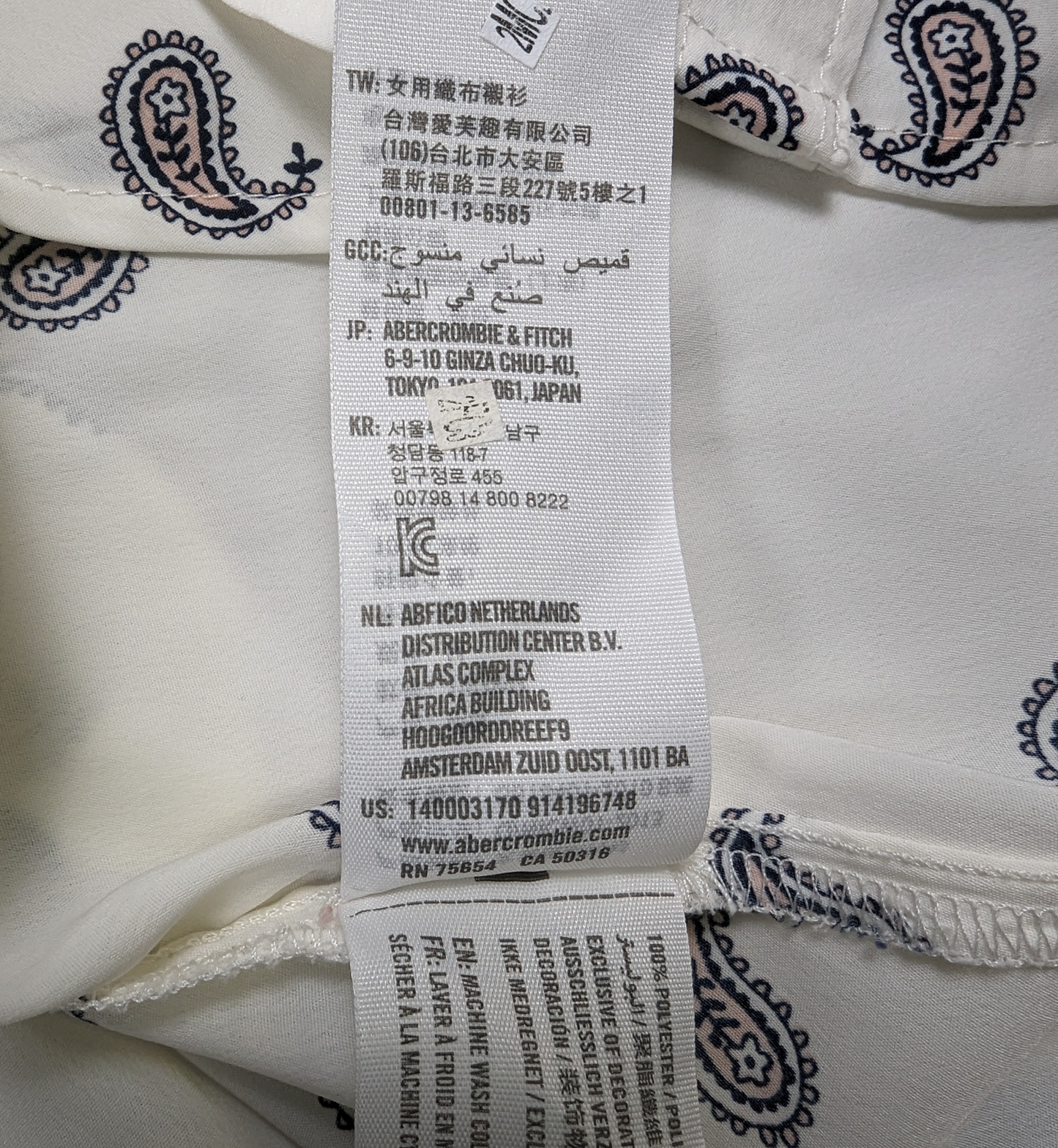 Abercrombie & Fitch Paisley Print Tie Neck Blouse Size Medium Unleash your inner fashionista with this playful Abercrombie & Fitch top. The white paisley print a