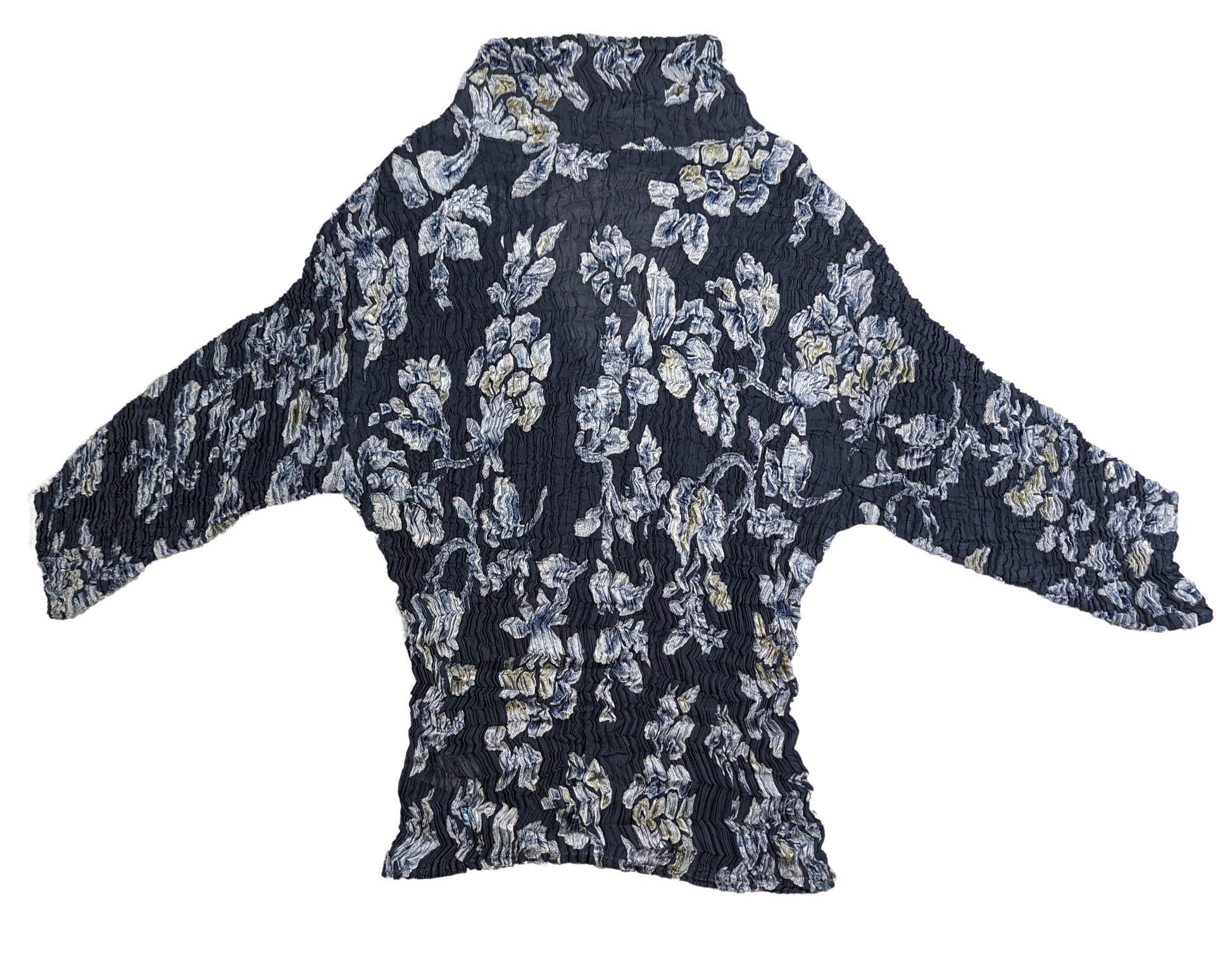 Komarov Crinkle Gray Floral V neck Three Quarter Sleeve Top Size Small This Komarov Crinkle Top in Gray Floral is the perfect playful piece for any occasion. Its uni