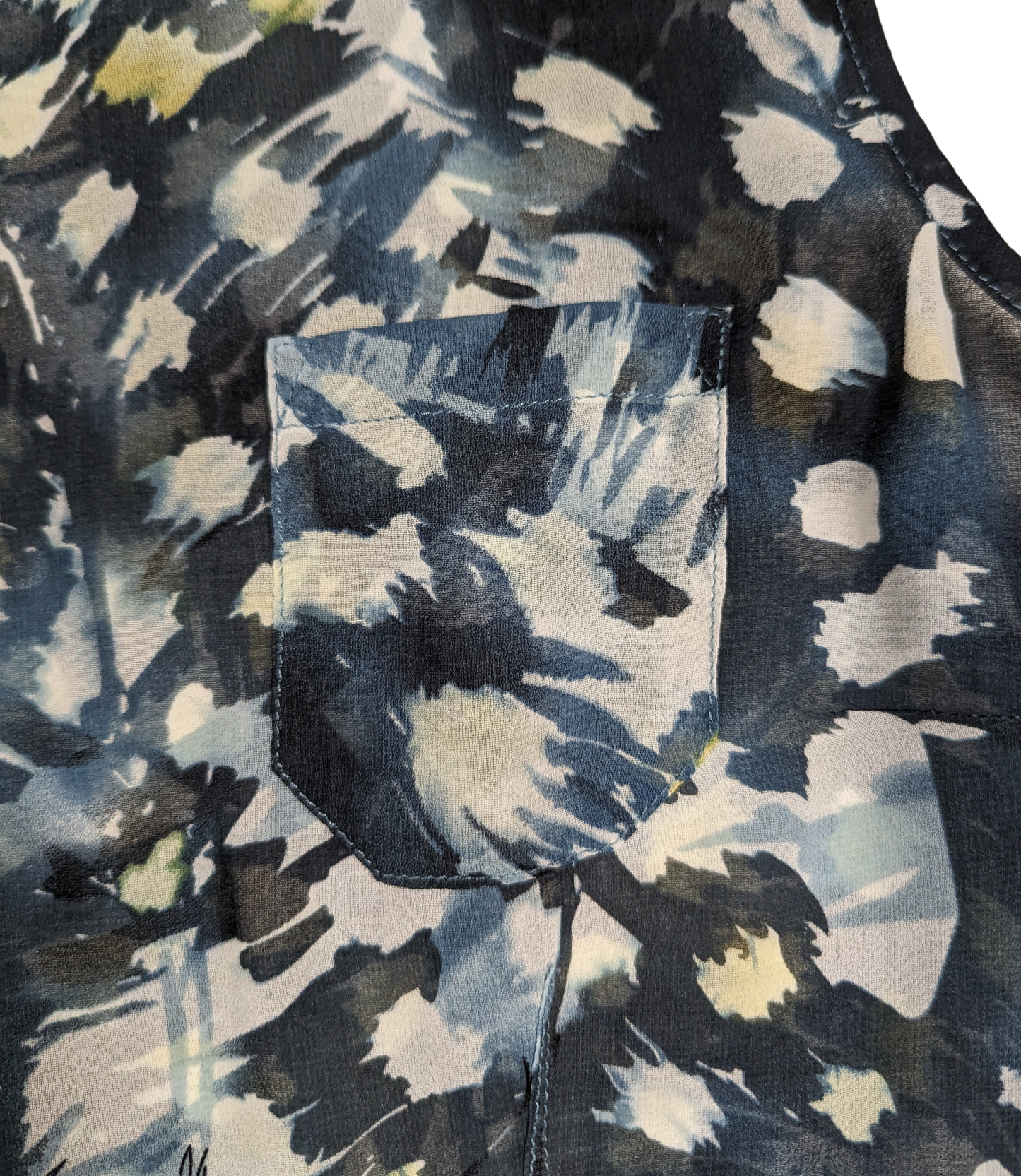 CAbi Avery Blue Sleeveless Tunic Blouse Looking for the perfect summer top? Look no further than our CAbi sleeveless tunic! Made from lightweight, flowy fabric, and featuring a beautiful blue abstract prin