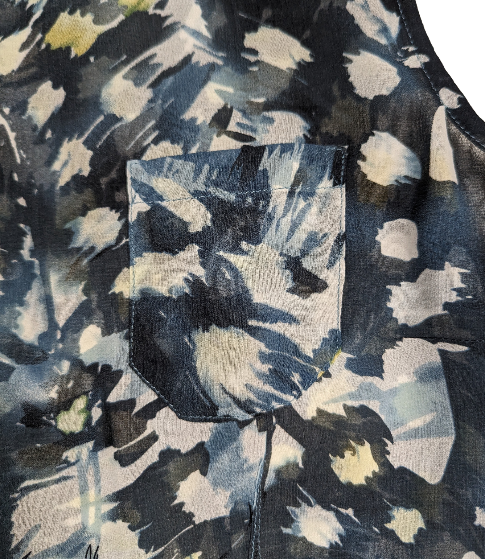 CAbi Avery Blue Sleeveless Tunic Blouse Looking for the perfect summer top? Look no further than our CAbi sleeveless tunic! Made from lightweight, flowy fabric, and featuring a beautiful blue abstract prin