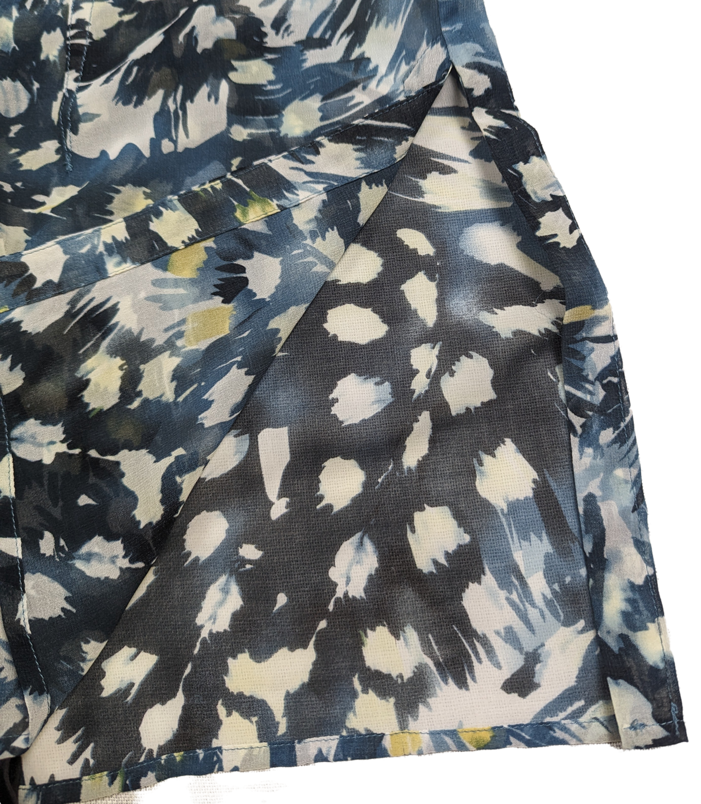 CAbi Avery Blue Sleeveless Tunic Blouse Looking for the perfect summer top? Look no further than our CAbi sleeveless tunic! Made from lightweight, flowy fabric, and featuring a beautiful blue abstract prin