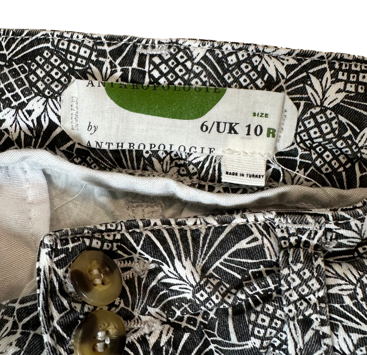 Anthropologie Black & White Pineapple Print Bowery Ankle Crop Pants size 10R Satisfy your craving for fashion with these playful pants by Anthropologie. Featuring a
