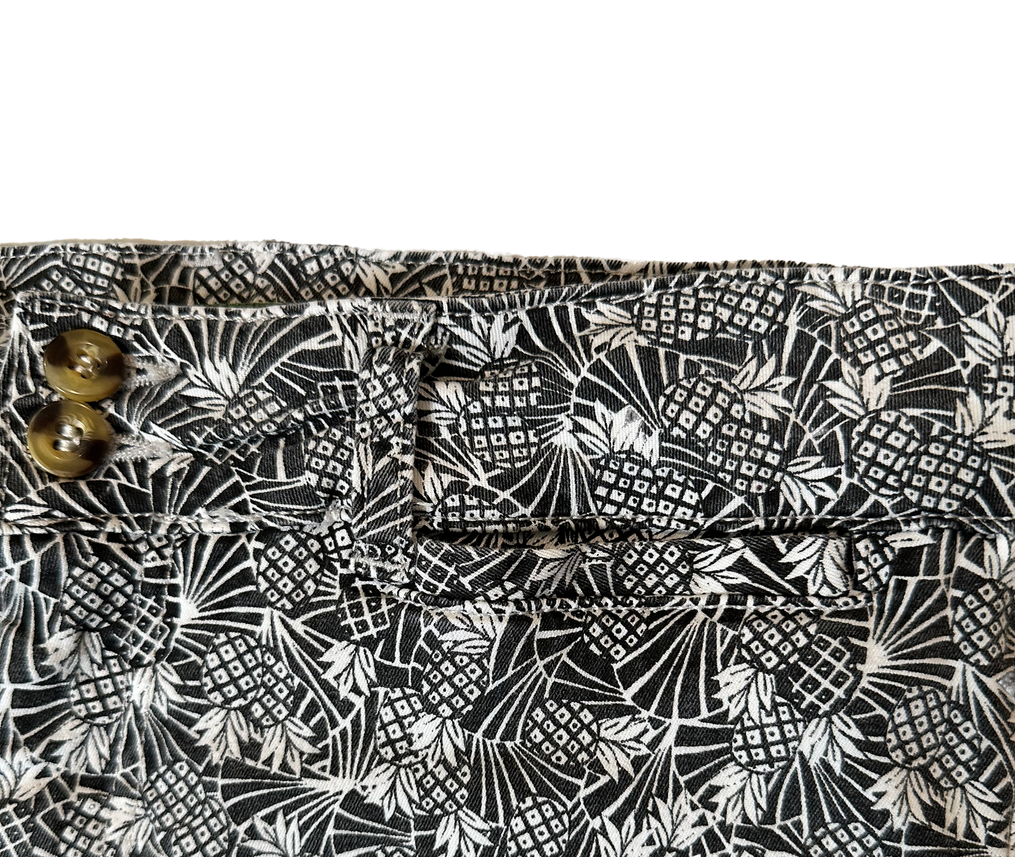 Anthropologie Black & White Pineapple Print Bowery Ankle Crop Pants size 10R Satisfy your craving for fashion with these playful pants by Anthropologie. Featuring a
