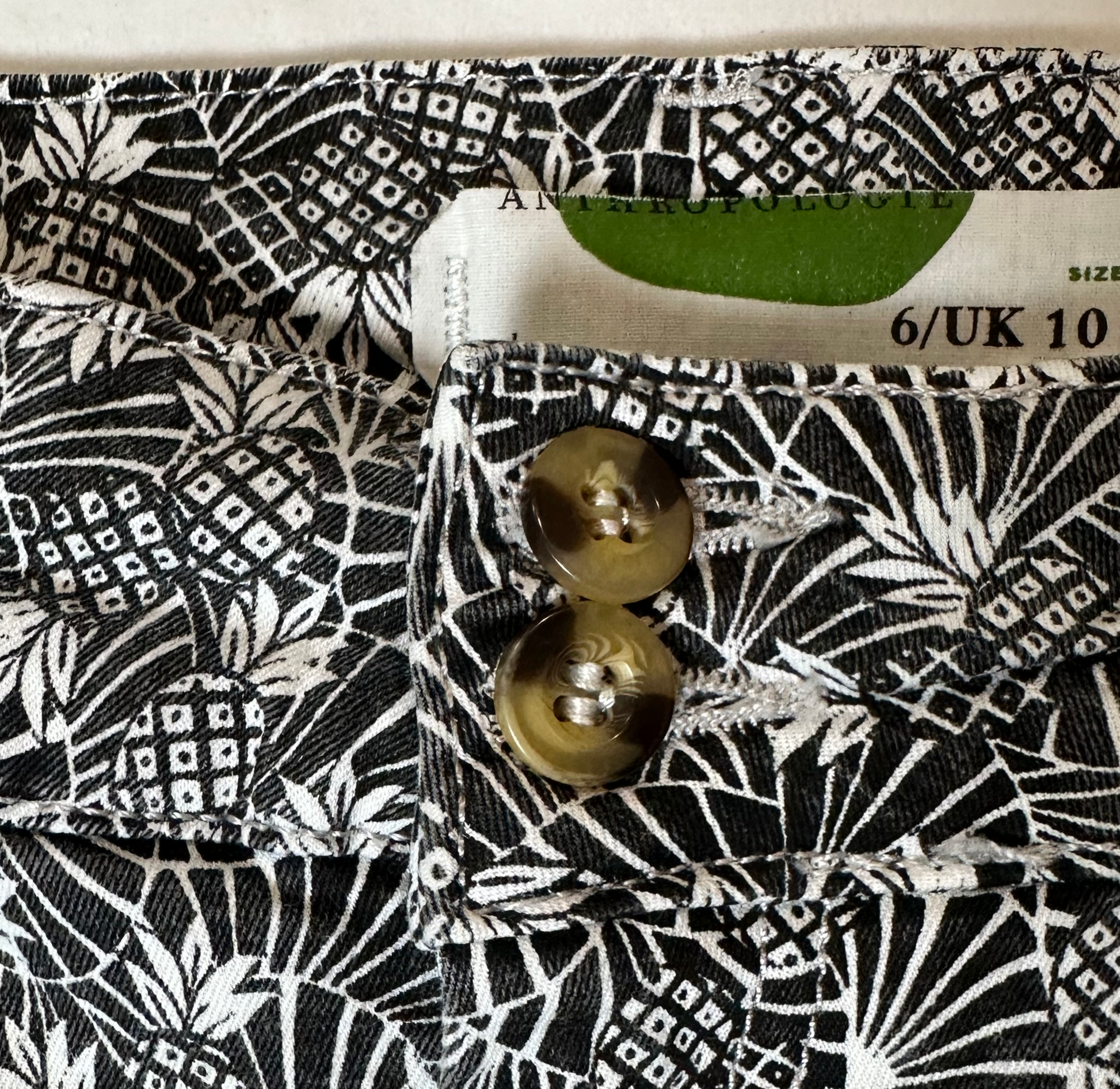 Anthropologie Black & White Pineapple Print Bowery Ankle Crop Pants size 10R Satisfy your craving for fashion with these playful pants by Anthropologie. Featuring a