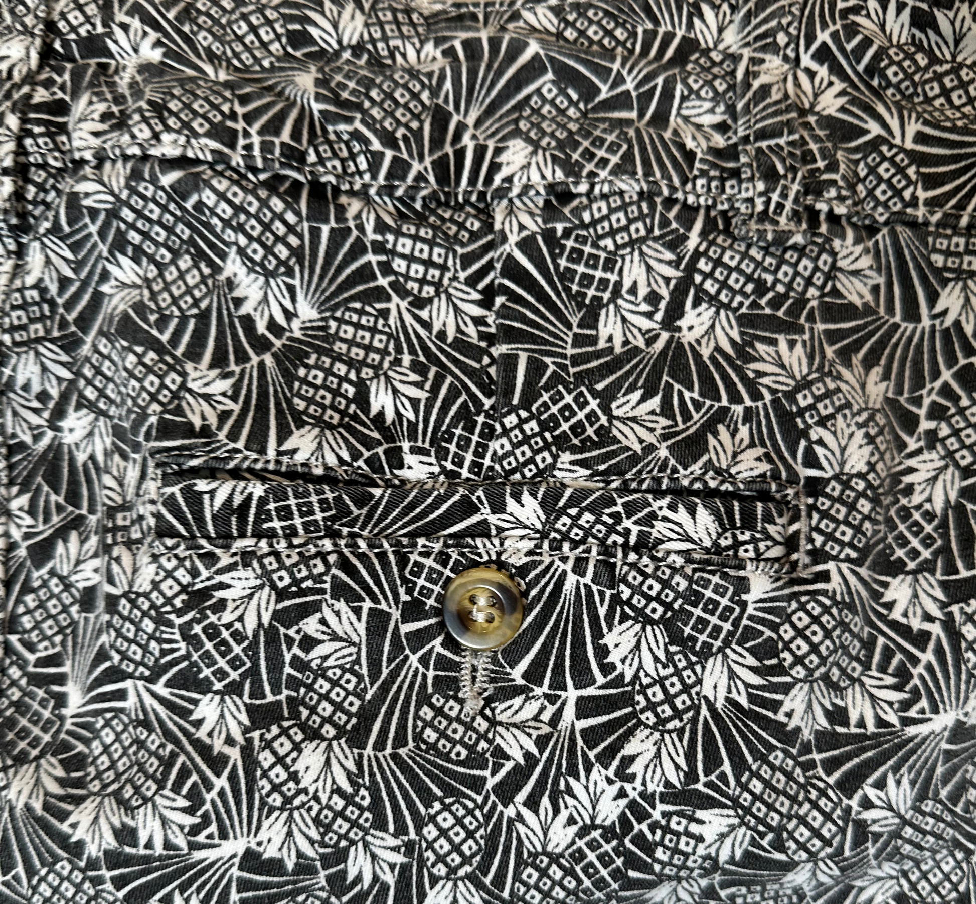 Anthropologie Black & White Pineapple Print Bowery Ankle Crop Pants size 10R Satisfy your craving for fashion with these playful pants by Anthropologie. Featuring a