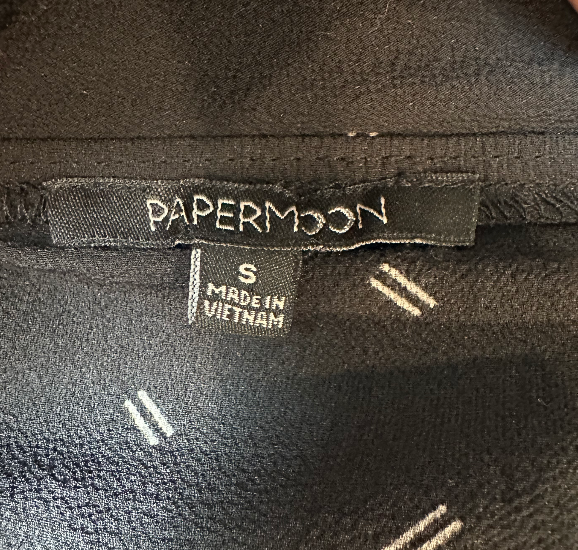 Papermoon Black with White Print Shirt with Ties at Sleeve. Cropped with an elastic waist and faux button front, it'll have you looking casually fashionable. Not to mention, thShirtPapermoon Black with White Print Shirt with Ties at SleevesWhite Print Shirt