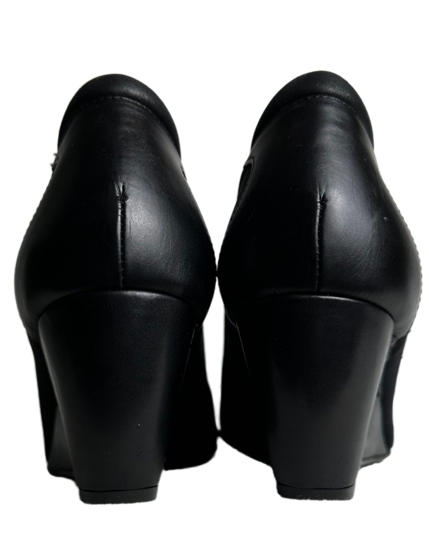 Donald J Pliner Couture Stretch Textile & Leather Pumps Wedge Size 7.5 Indulge in luxury with Donald J Pliner Couture's Italian-made leather pumps. Featuring a stunn