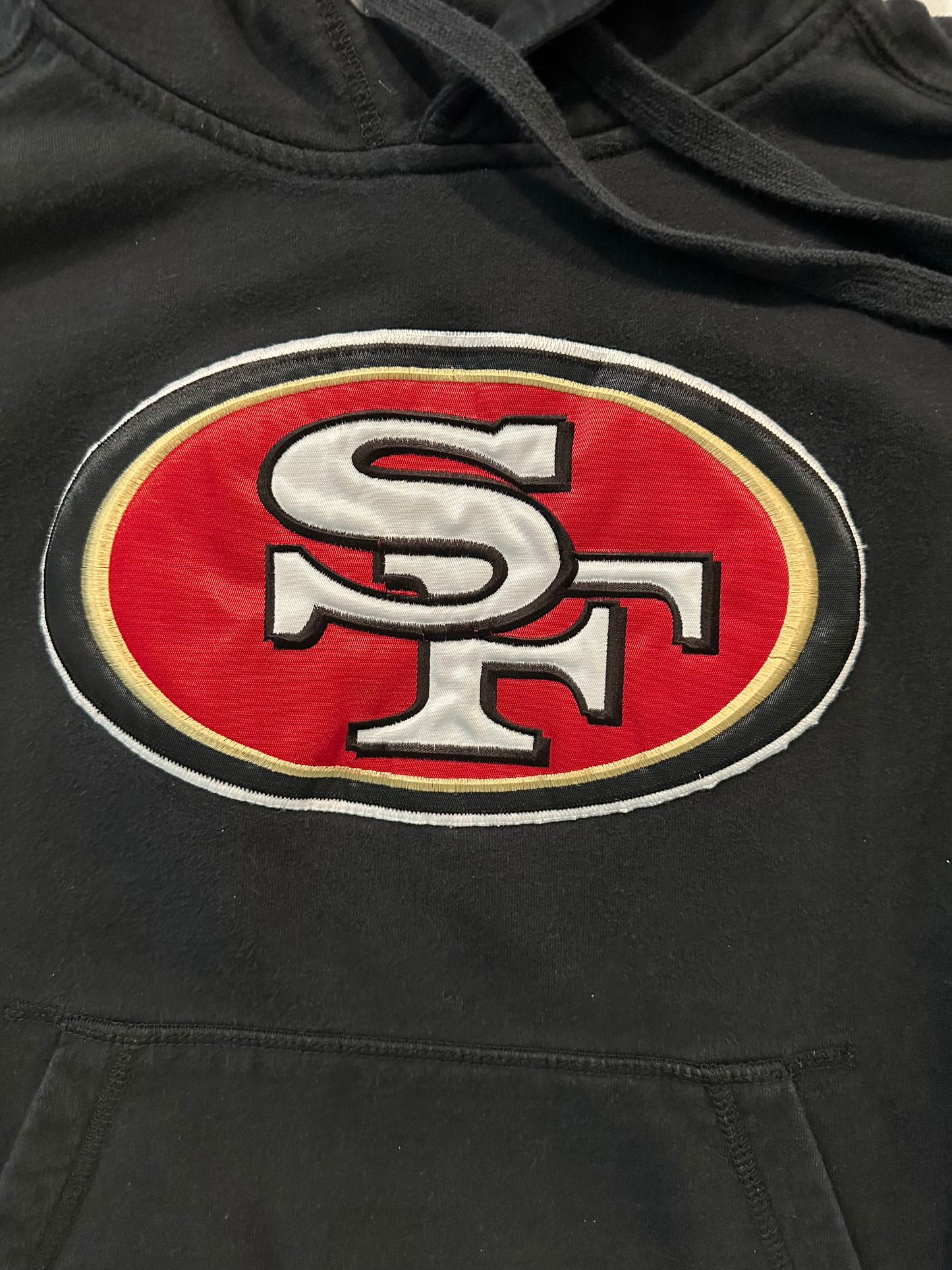 Antigua San Francisco 49ers Long Sleeve Black Hoodie Small Stay warm and show your team spirit with our Antigua San Francisco 49ers long sleeve black hoodie. This pu