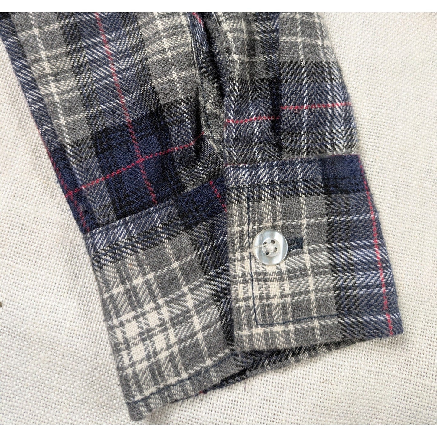 RSQ Cropped Flannel Shirt Size XS Get ready to add a pop of color to your wardrobe with this adorable RSQ cropped flannel shirt! This shirt is in excellent condition
