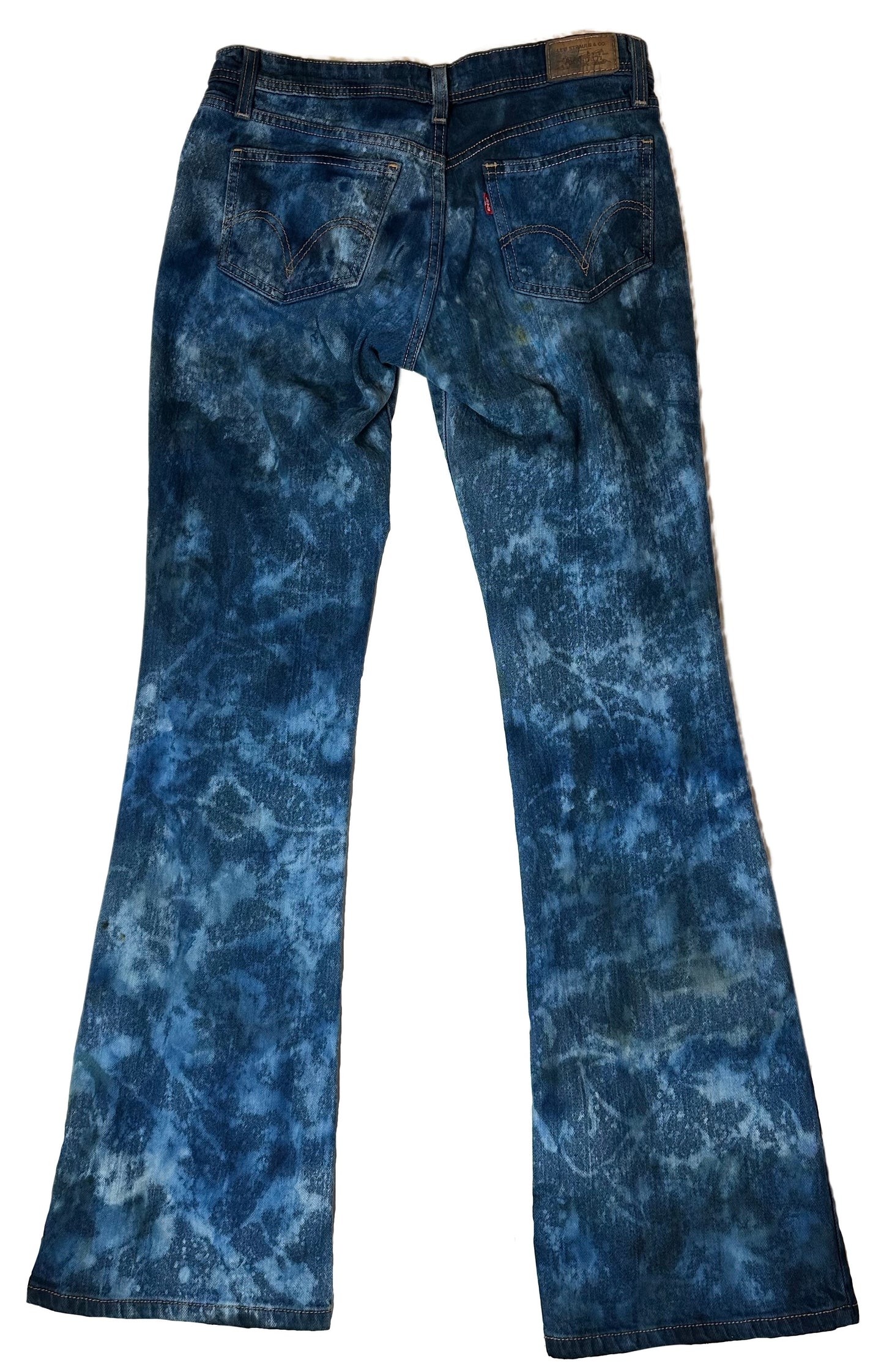 REFRESHED - Levi's 518 Super Low Boot Cut Hand Dyed Blue Denim Jeans SREFRESHED - Levi's 518 Super Low Boot Cut Hand Dyed Blue Denim Jeans Size 7L
Expertly hand-dyed and cut for a flattering and on-trend fit, the REFRESHED Levi's 518 S