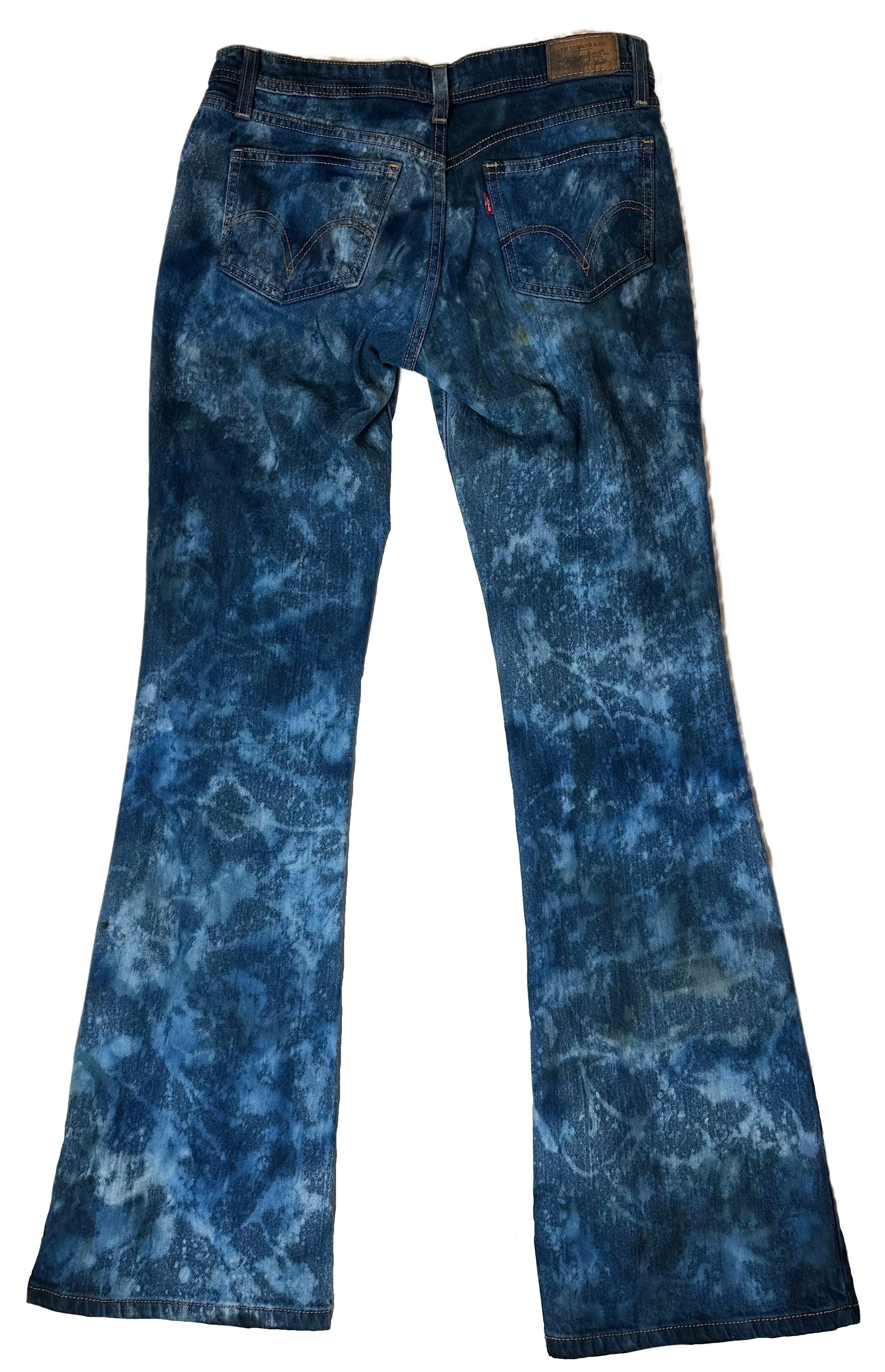 REFRESHED - Levi's 518 Super Low Boot Cut Hand Dyed Blue Denim Jeans SREFRESHED - Levi's 518 Super Low Boot Cut Hand Dyed Blue Denim Jeans Size 7L
Expertly hand-dyed and cut for a flattering and on-trend fit, the REFRESHED Levi's 518 S
