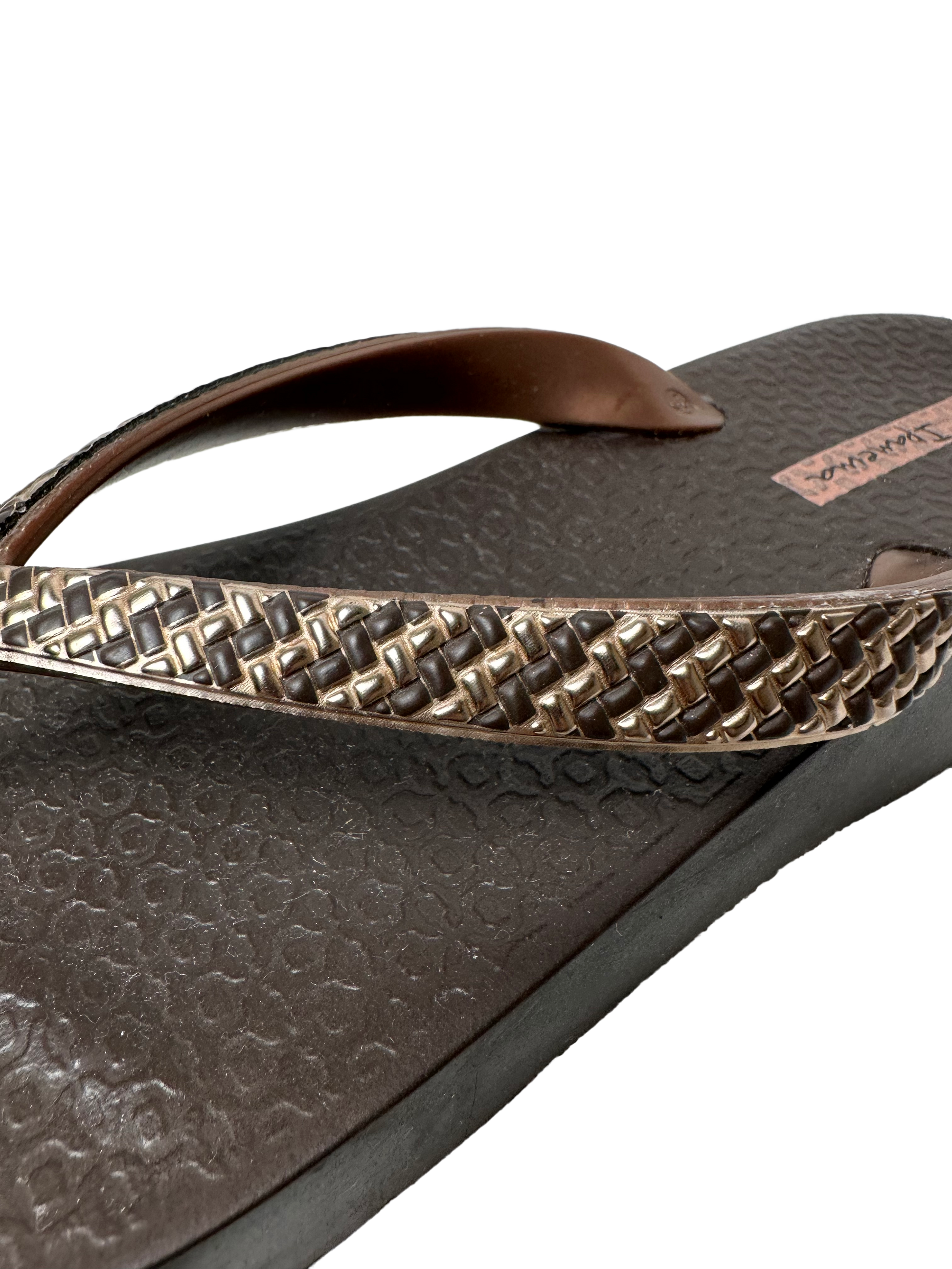 Ipanema Platform Brown Flip Flop Sandals size 9 Step up your style game with these Ipanema Platform Brown Flip Flop Sandals in size 9. Featuring a detailed strap and