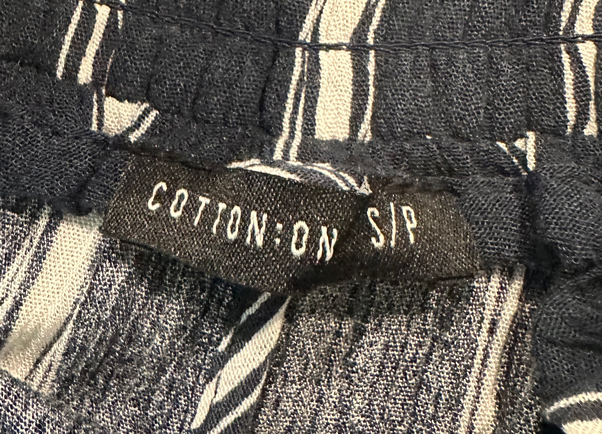 Cotton-On Short High Low Navy Blue & White Stripe Skirt bpattern on lightweight fabric. Its high-low hem and elastic drawstring waistline make it the perfSkirtsCotton-On Short High Low Navy Blue & White Stripe SkirtShort High Low Navy Blue & White Stripe Skirt