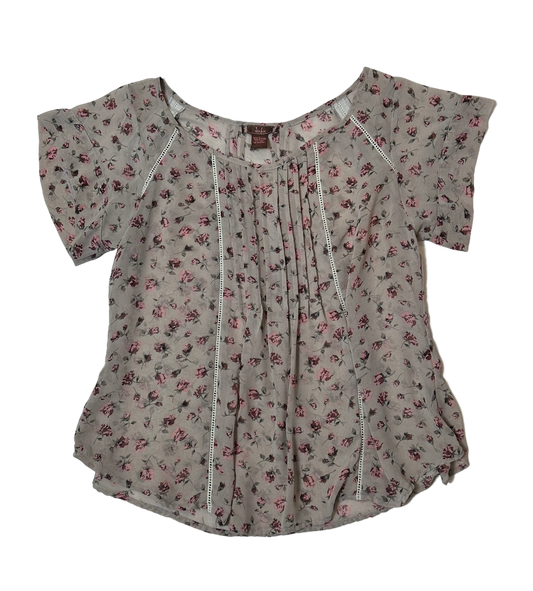 The dmbm taupe short sleeve blouse is perfect for any occasion. Crafted from semi-sheer material with delicate crochet details and front and back pleats, this blouseBlousedmbm Taupe Short Sleeve Blouse with Delicate Floral Printdmbm Taupe Short Sleeve Blouse